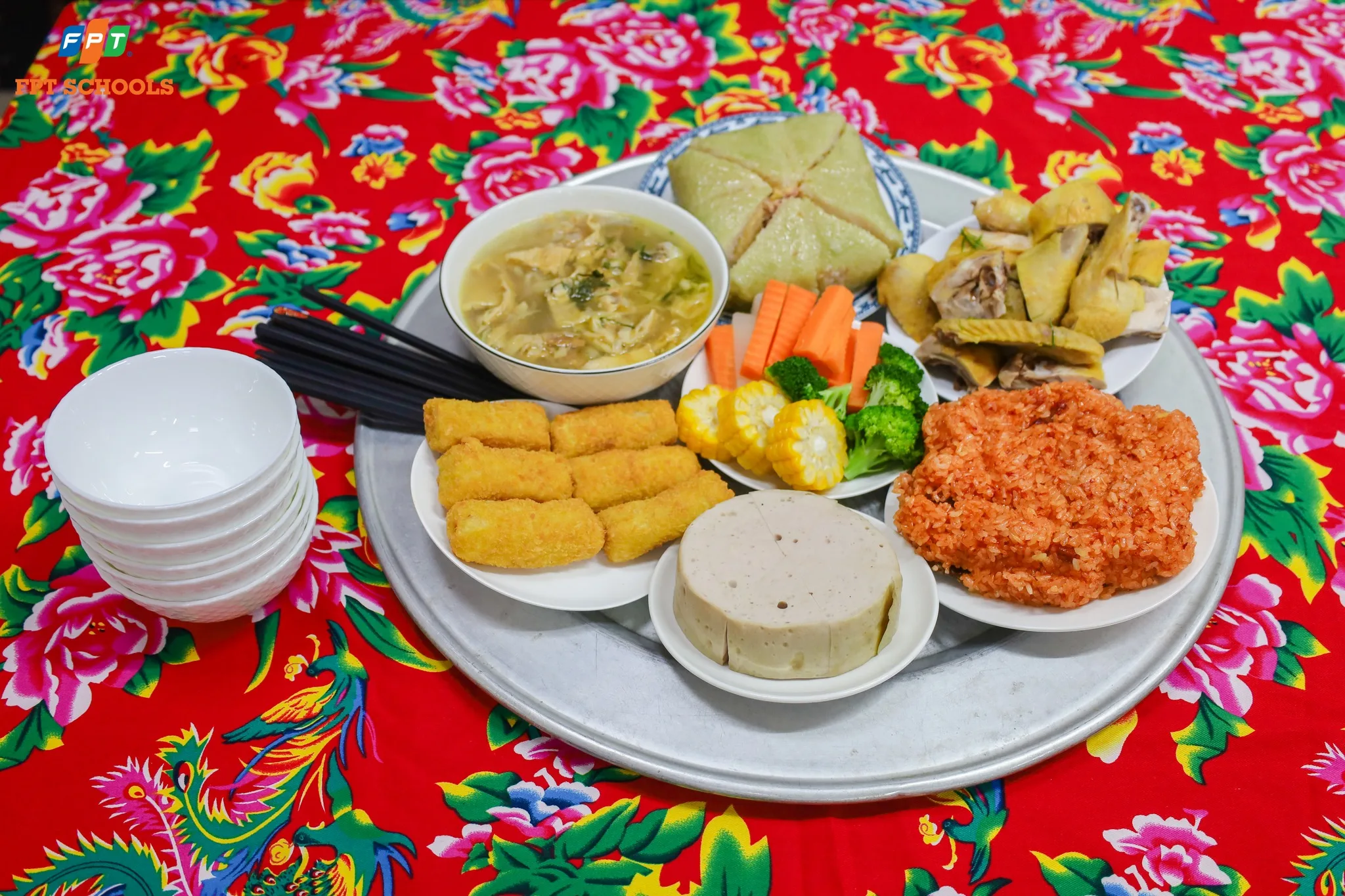 FPTers diện áo dài, mang trà Việt, cỗ Tết giới thiệu với bạn bè xứ Phù Tang - FPT Education FPTers diện áo dài, mang trà Việt, cỗ Tết giới thiệu với bạn bè xứ Phù Tang | FPT Schools