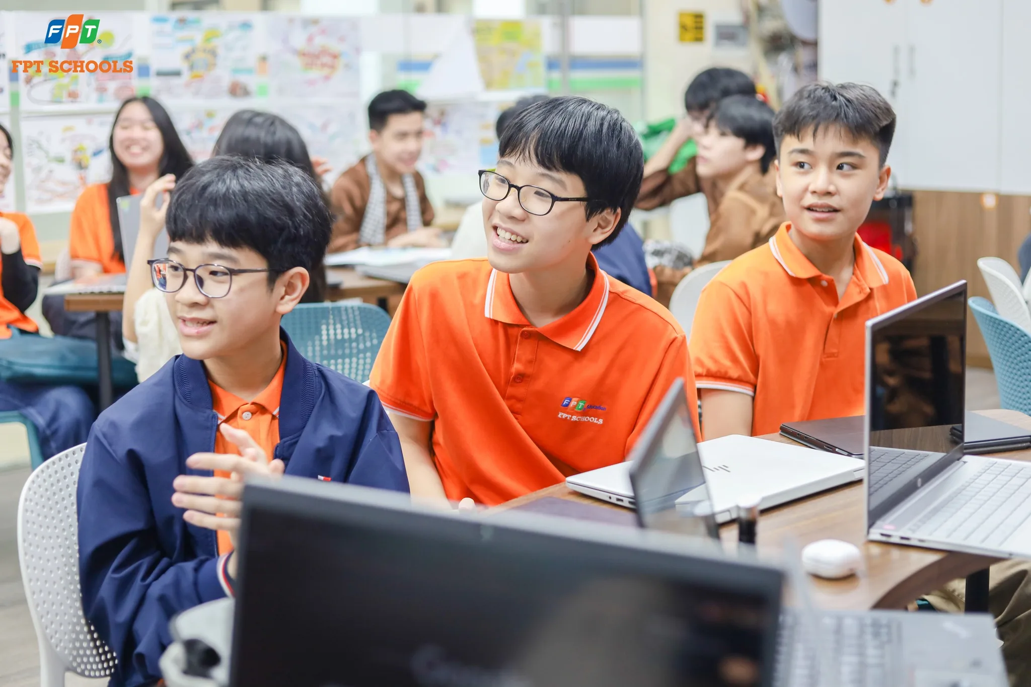 FPTers diện áo dài, mang trà Việt, cỗ Tết giới thiệu với bạn bè xứ Phù Tang - FPT Education Học sinh FPT School Cầu Giấy háo hức lắng nghe phần giới thiệu văn hóa Nhật Bản do các bạn Trường THCS Shirakawago trình bày