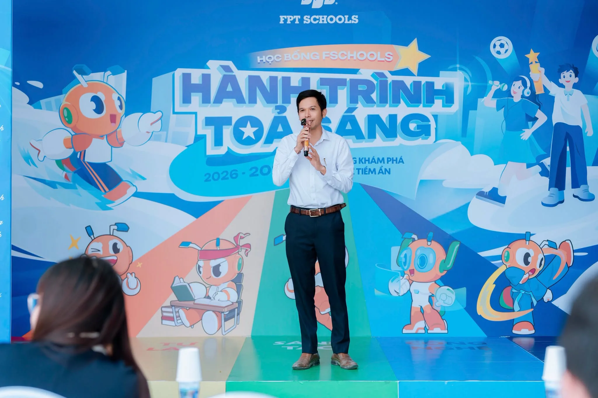 Hơn 200 phụ huynh, học sinh tham gia ngày hội phỏng vấn học bổng Hành trình toả sáng tại FPT School Vinh - FPT Education Thầy Trần Hải Hưng - Hiệu trưởng FPT School Vinh phát biểu tại sự kiện phỏng vấn học bổng FSchools - Hành trình toả sáng.