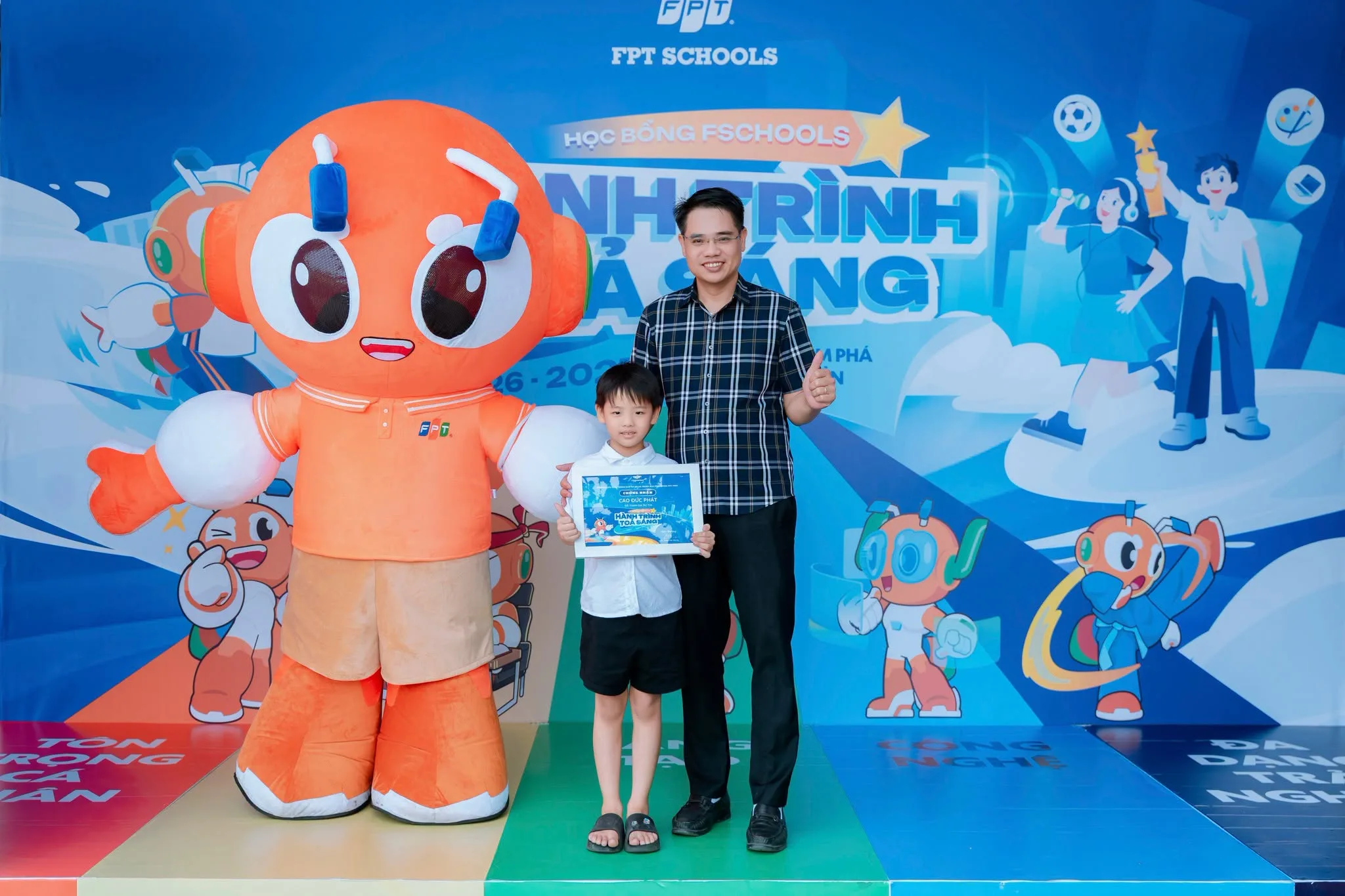 Hơn 200 phụ huynh, học sinh tham gia ngày hội phỏng vấn học bổng Hành trình toả sáng tại FPT School Vinh | FPT Schools