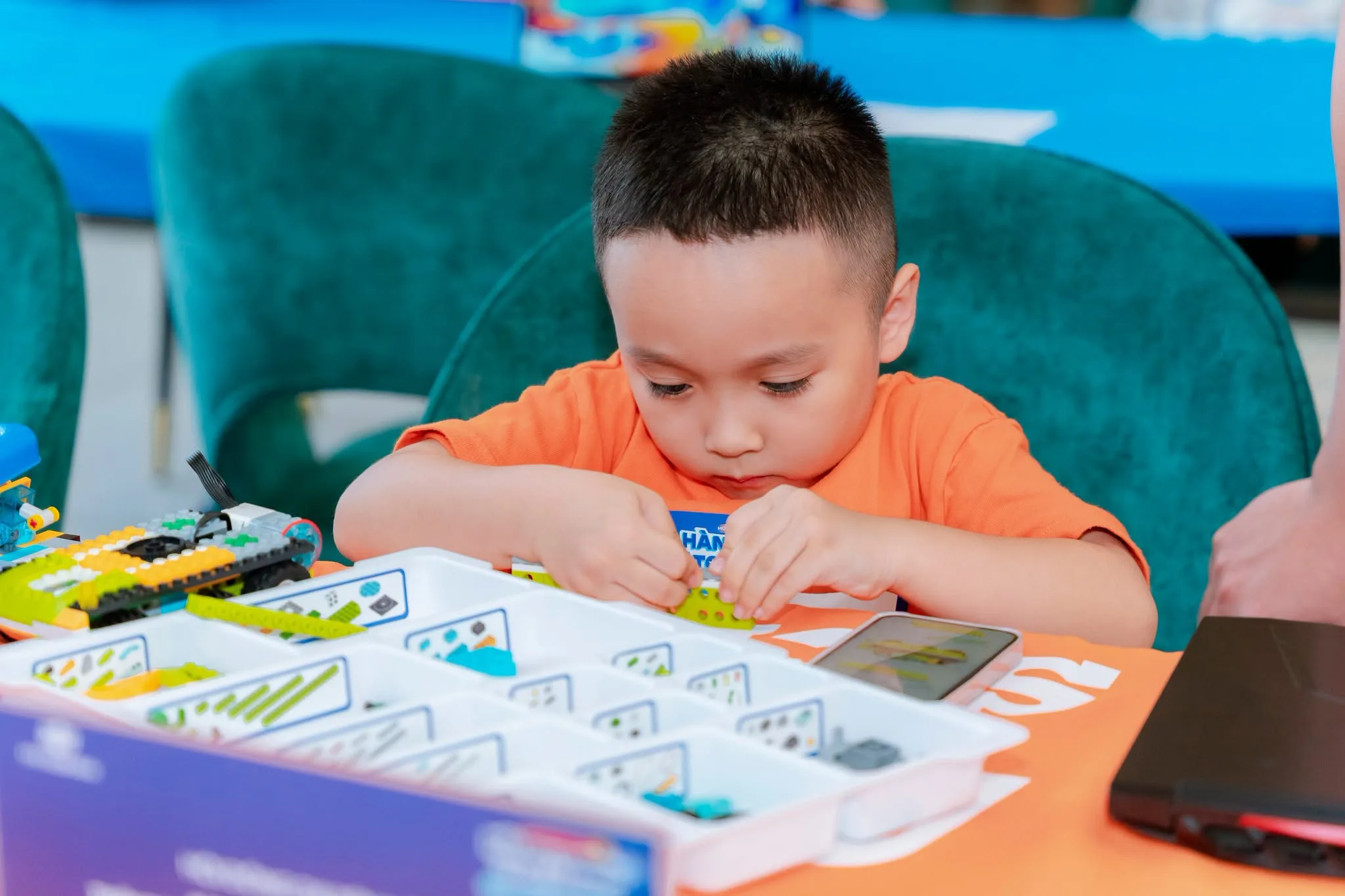 Hơn 200 phụ huynh, học sinh tham gia ngày hội phỏng vấn học bổng Hành trình toả sáng tại FPT School Vinh | FPT Schools