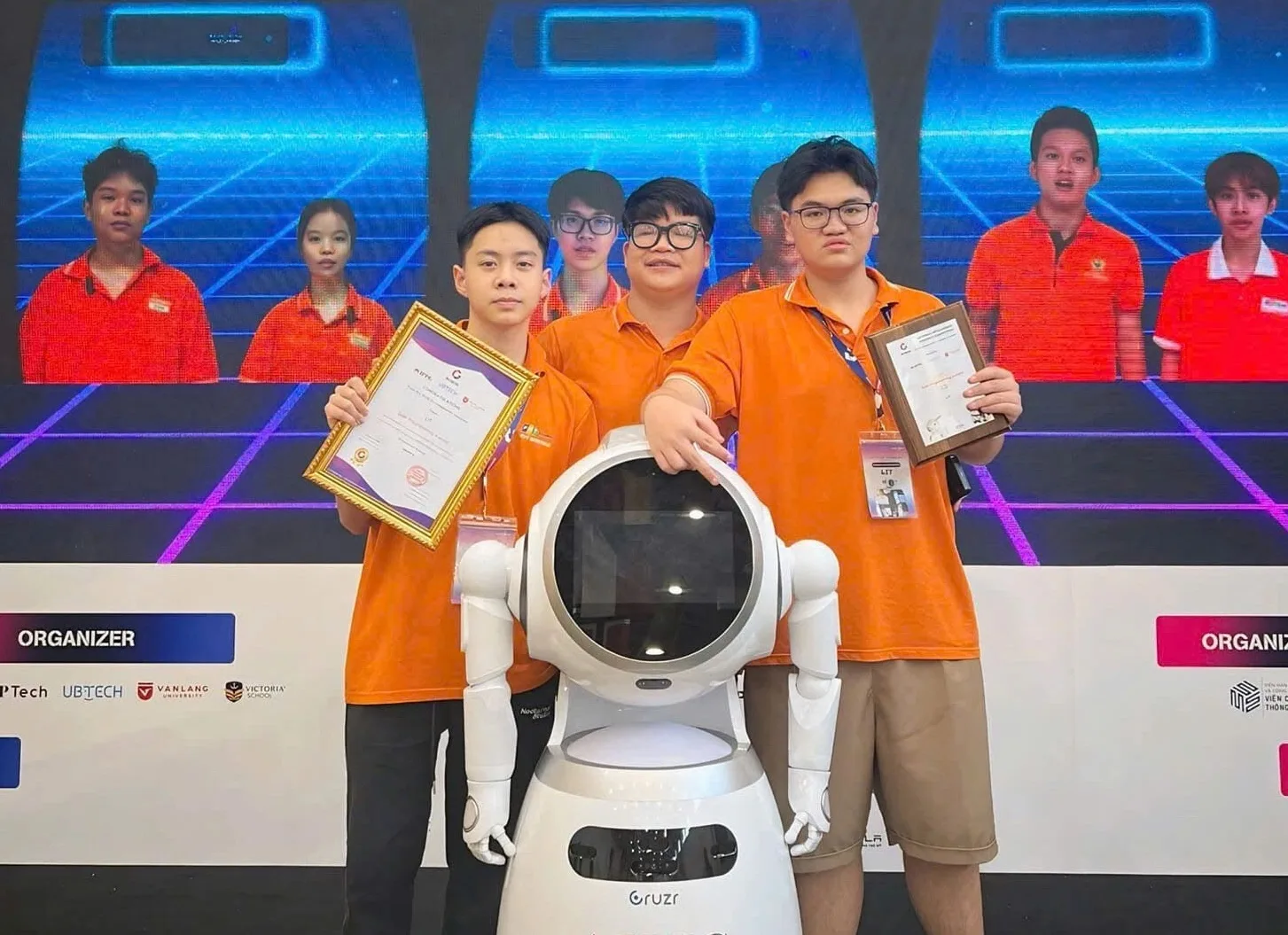 Cậu học sinh FPT School Bắc Ninh ôm máy tính cũ chinh phục hàng chục giải lập trình khắp thế giới | FPT Schools