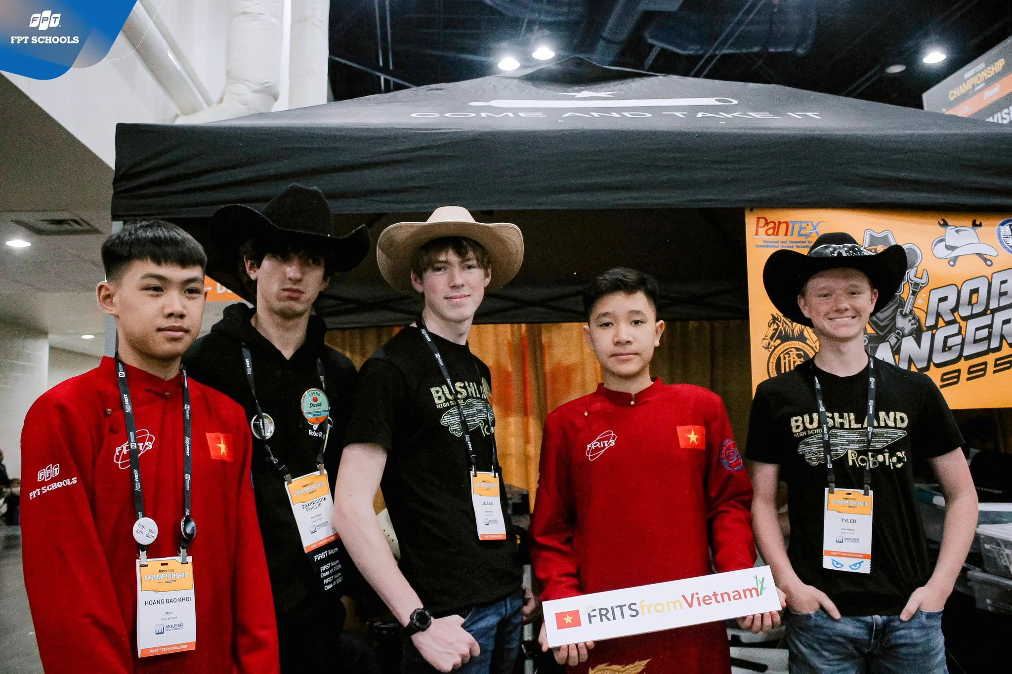 DẤU ẤN CÔNG NGHỆ TẠI HOA KỲ: ĐỘI TUYỂN FRITS CHINH PHỤC GIẢI THƯỞNG JUDGES’ CHOICE TẠI CHUNG KẾT THẾ GIỚI FIRST CHAMPIONSHIP 2025-2026 | FPT Schools
