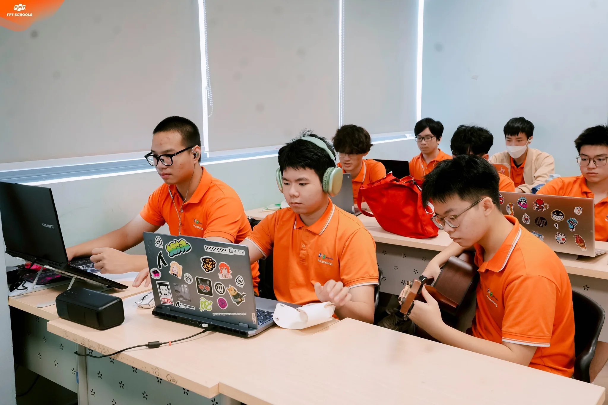 Bật mí mối quan hệ giữa lý luận và thực tiễn trong giáo dục hiện đại - FPT Education lý luận và thực tiễn trong giáo dục