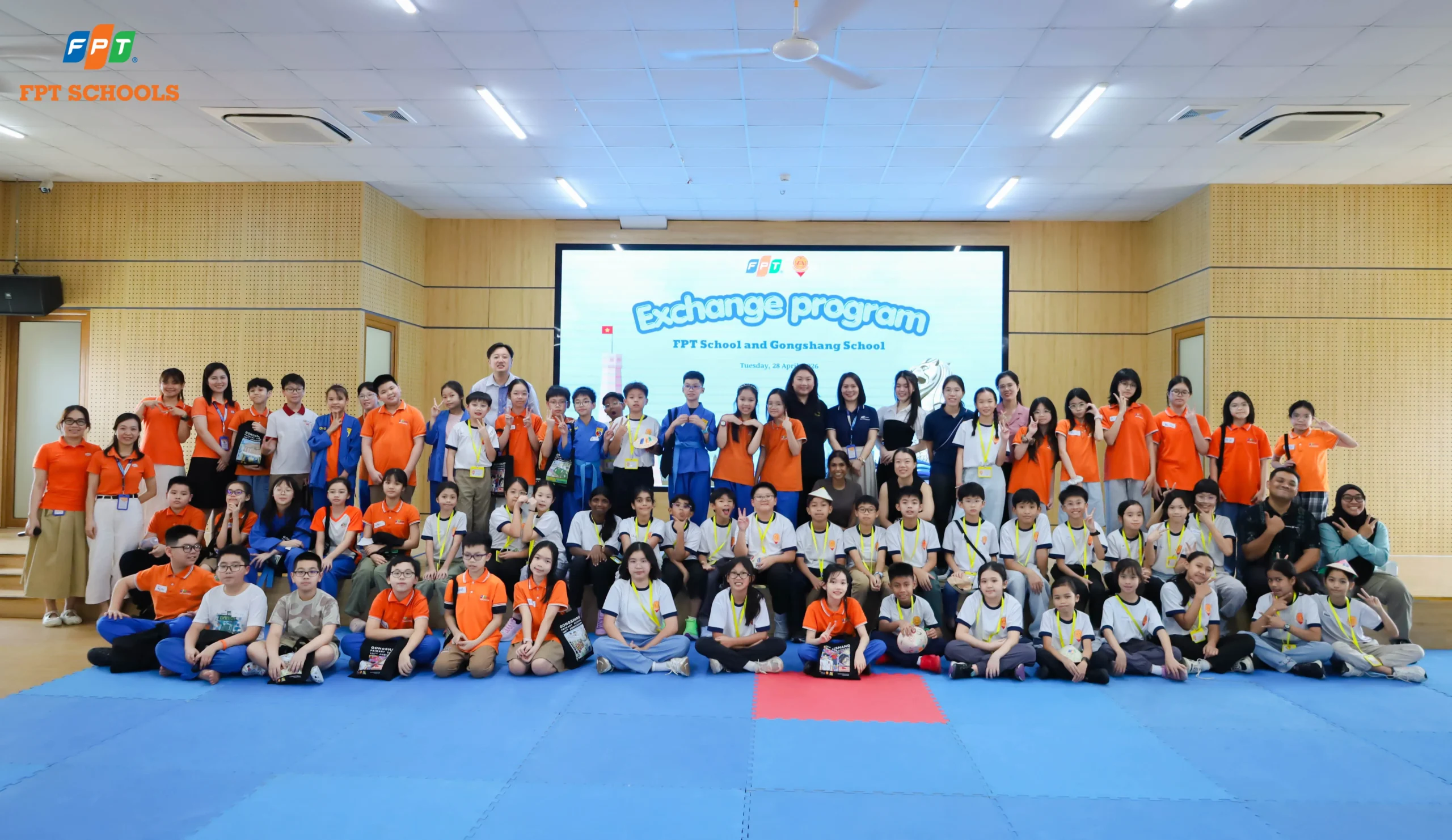 Học sinh nhà F tự tin “bắn” tiếng Anh, trổ tài võ thuật chào đón bạn bè Singapore - FPT Education Học sinh nhà F tự tin “bắn” tiếng Anh, trổ tài võ thuật chào đón bạn bè Singapore | FPT Schools