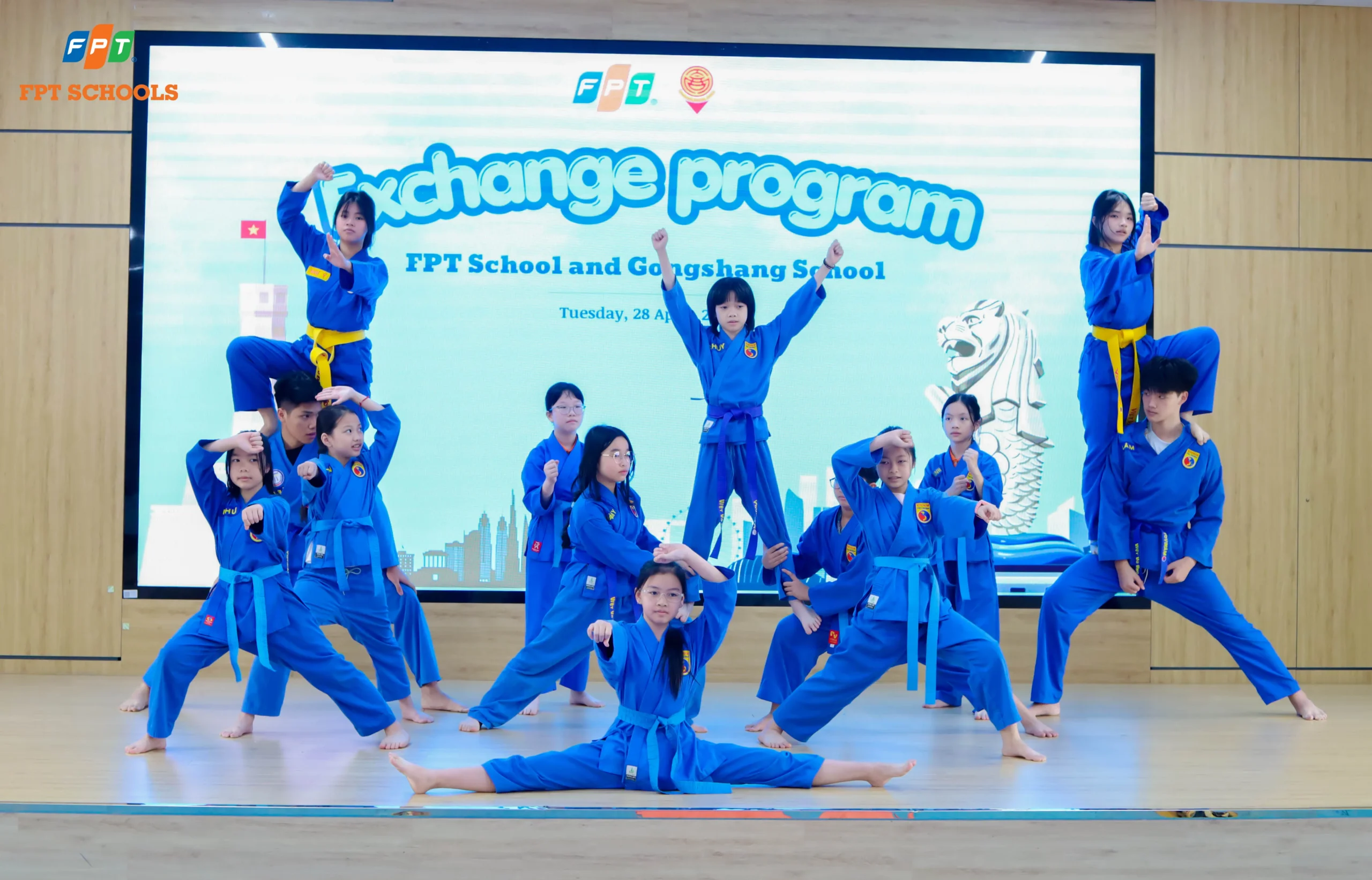 Học sinh nhà F tự tin “bắn” tiếng Anh, trổ tài võ thuật chào đón bạn bè Singapore - FPT Education Học sinh nhà F tự tin “bắn” tiếng Anh, trổ tài võ thuật chào đón bạn bè Singapore | FPT Schools