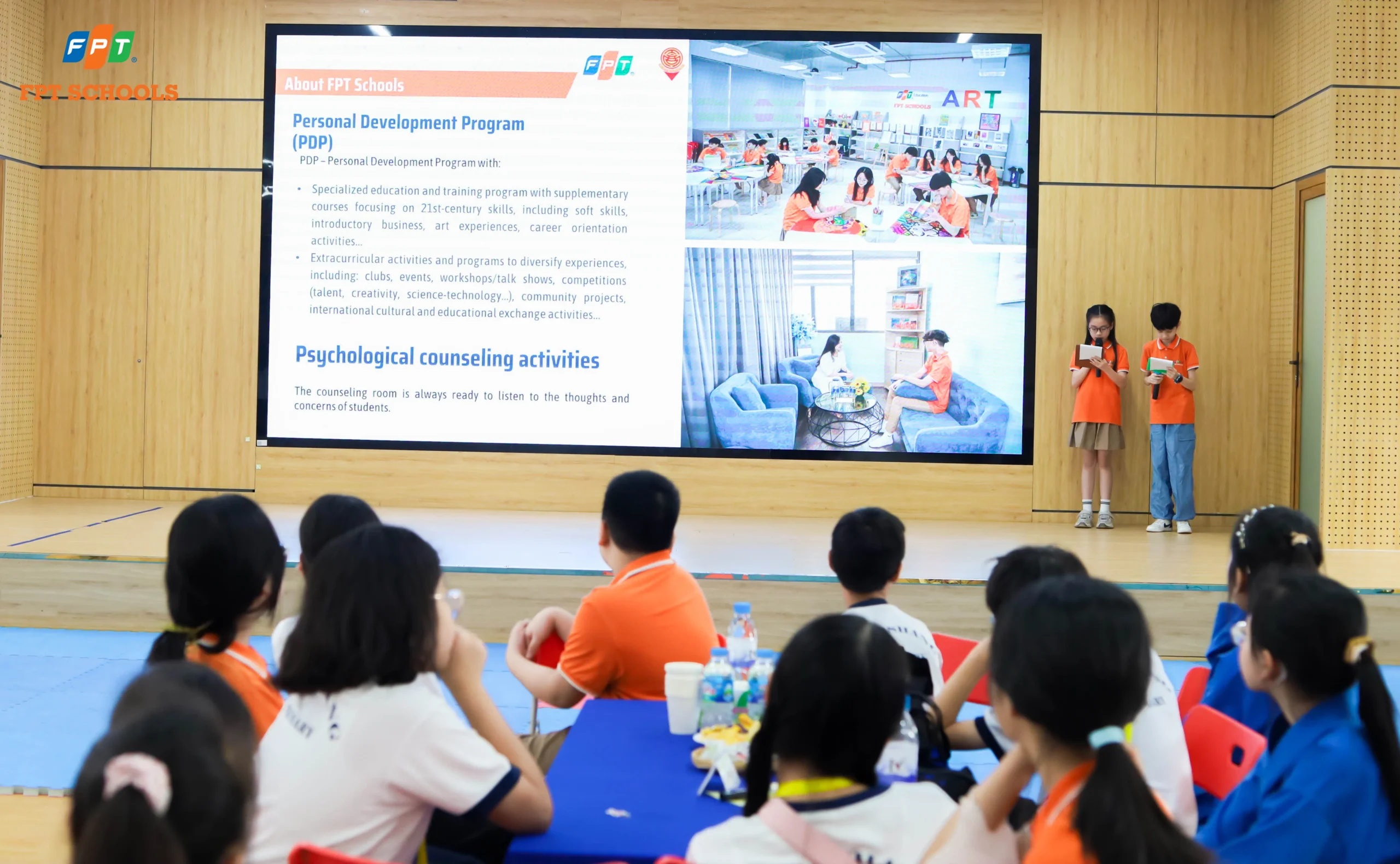 Học sinh nhà F tự tin “bắn” tiếng Anh, trổ tài võ thuật chào đón bạn bè Singapore - FPT Education Học sinh nhà F tự tin “bắn” tiếng Anh, trổ tài võ thuật chào đón bạn bè Singapore | FPT Schools