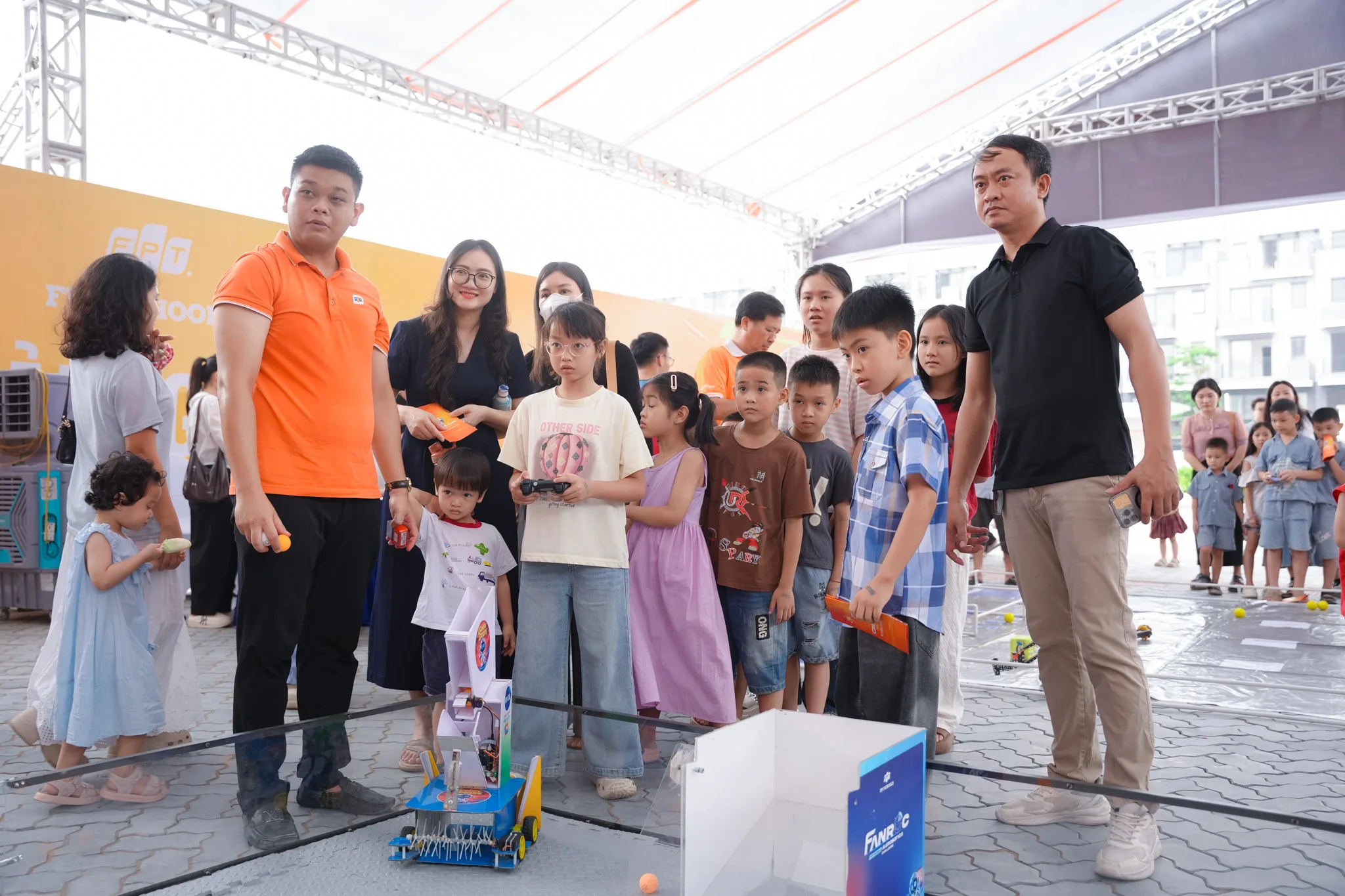 FPT School Vinh tổ chức Open Day 2026 với nhiều hoạt động trải nghiệm hấp dẫn dành cho học sinh, phụ huynh - FPT Education Các gian hàng công nghệ tại Open Day nhận được sự hào hứng tham gia của học sinh
