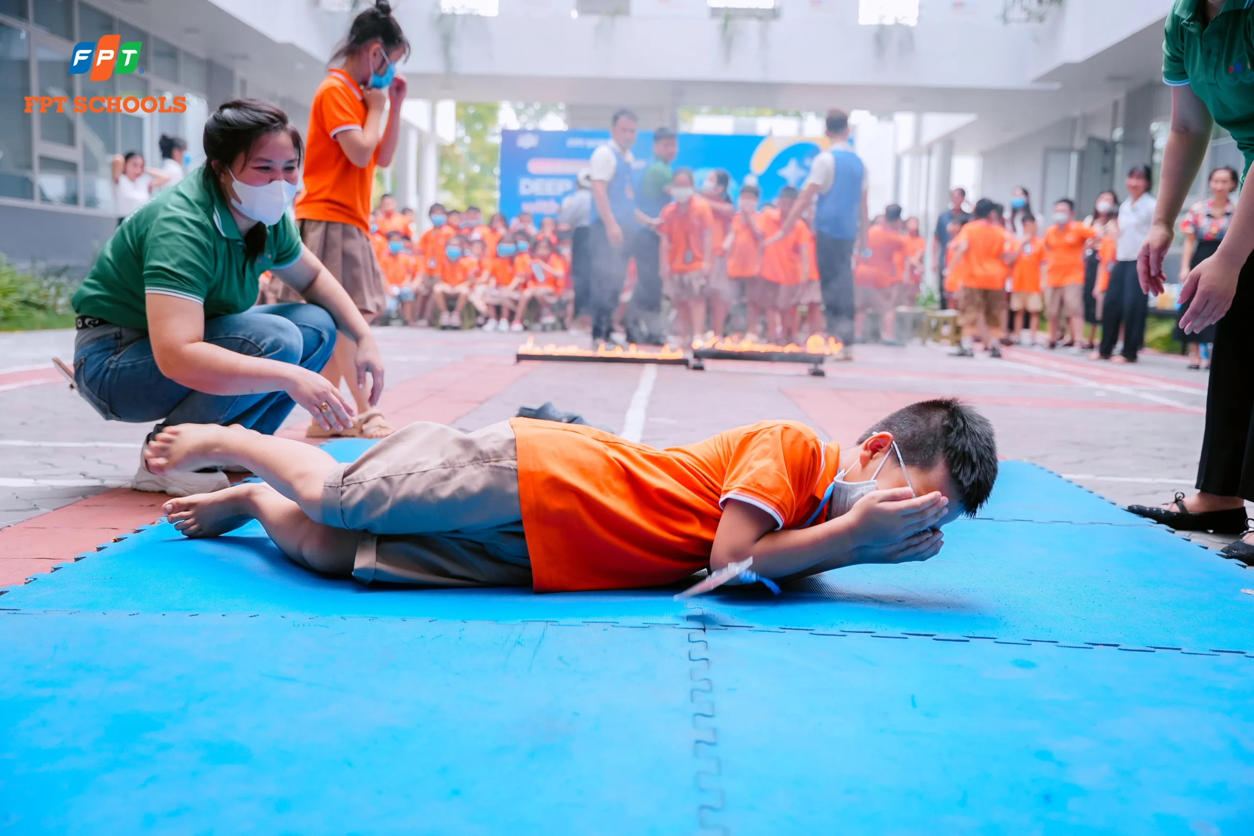 An toàn trường học tại FPT School Thanh Hóa - FPT Education Học sinh FPT School Thanh Hóa học cách thoát hiểm khi có cháy
