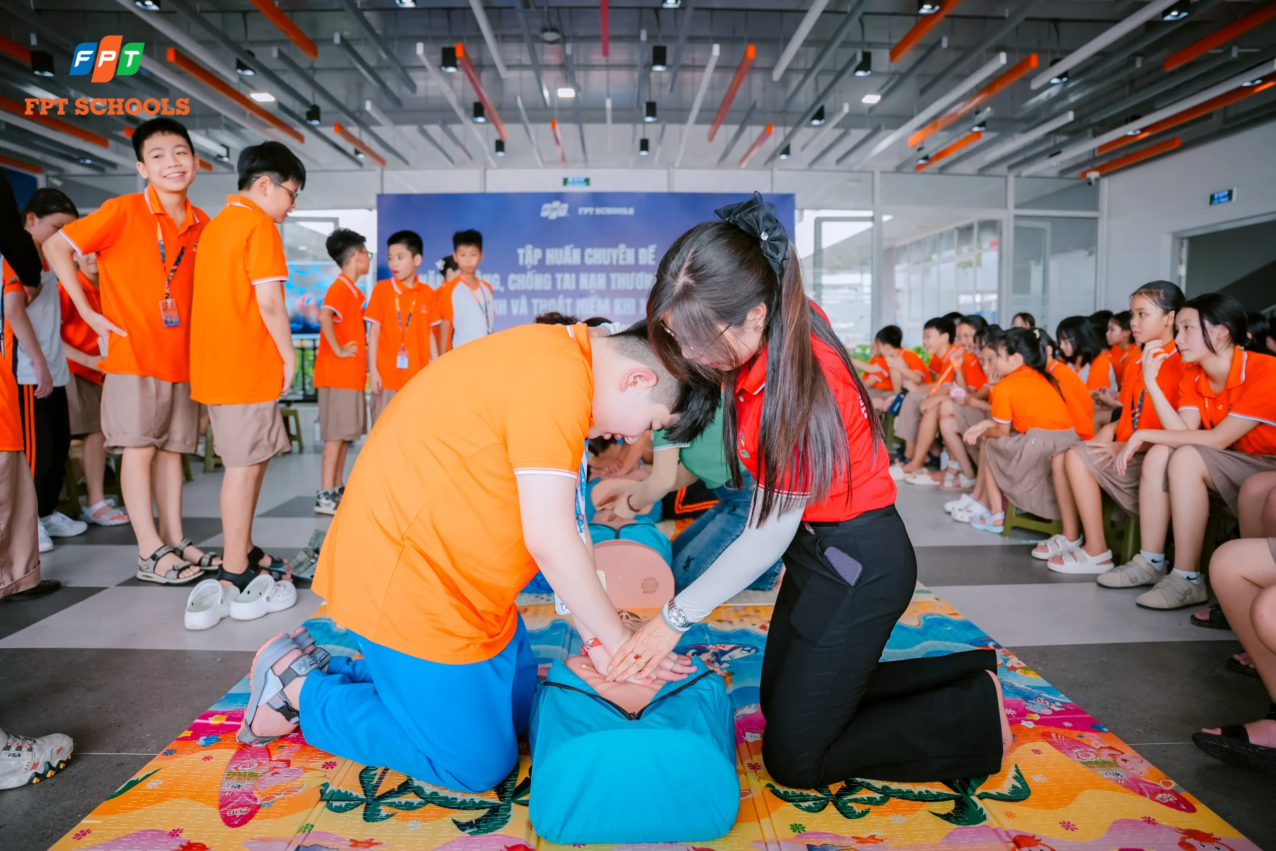 An toàn trường học tại FPT School Thanh Hóa - FPT Education Học sinh Fschools tập hô hấp nhân tạo
