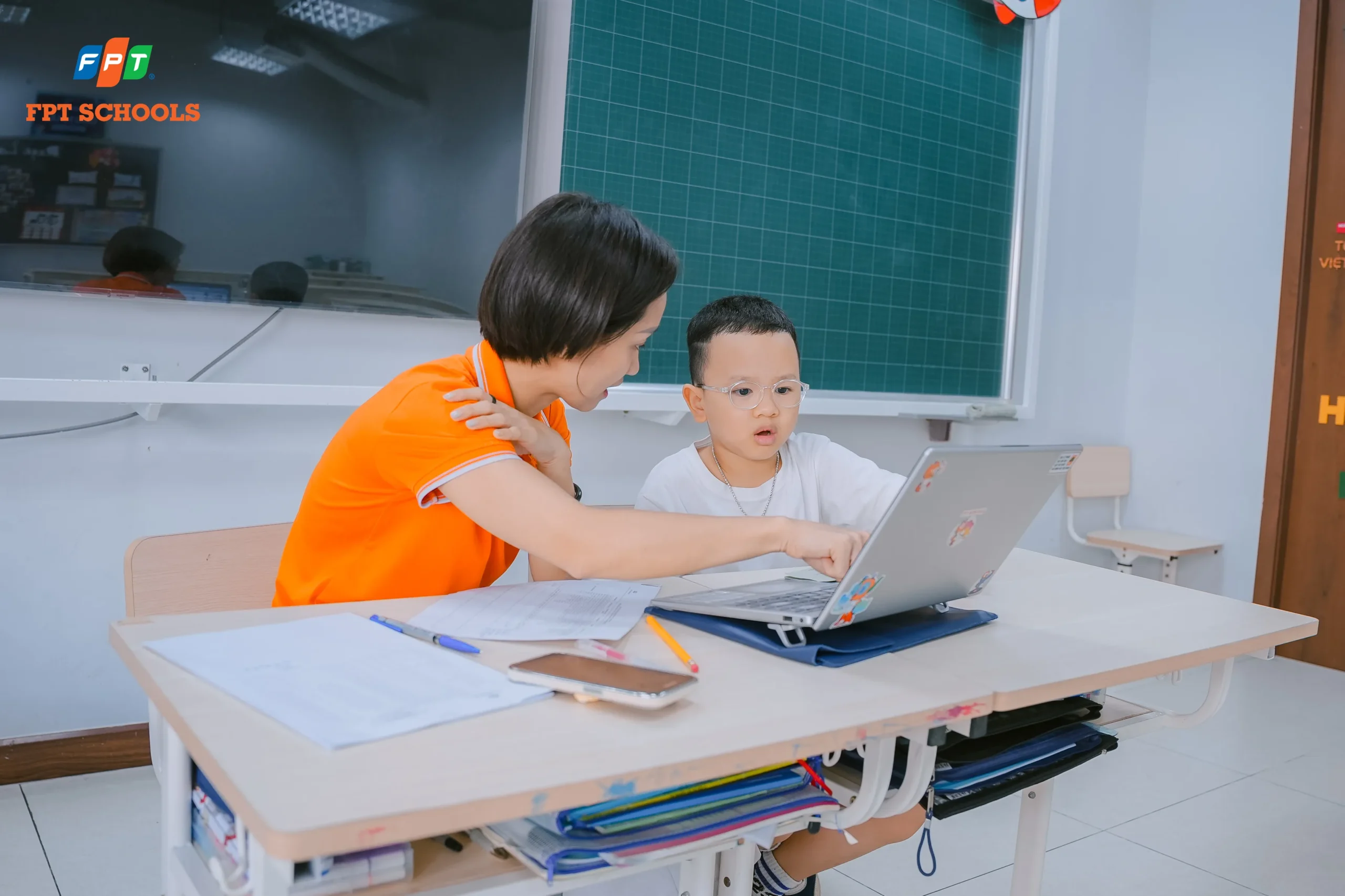 FPT School Thanh Hóa đồng hành cùng phụ huynh gỡ rối băn khoăn tại Coffee Talk - FPT Education Học sinh tham gia phỏng vấn cùng giáo viên FPT School Thanh Hoá