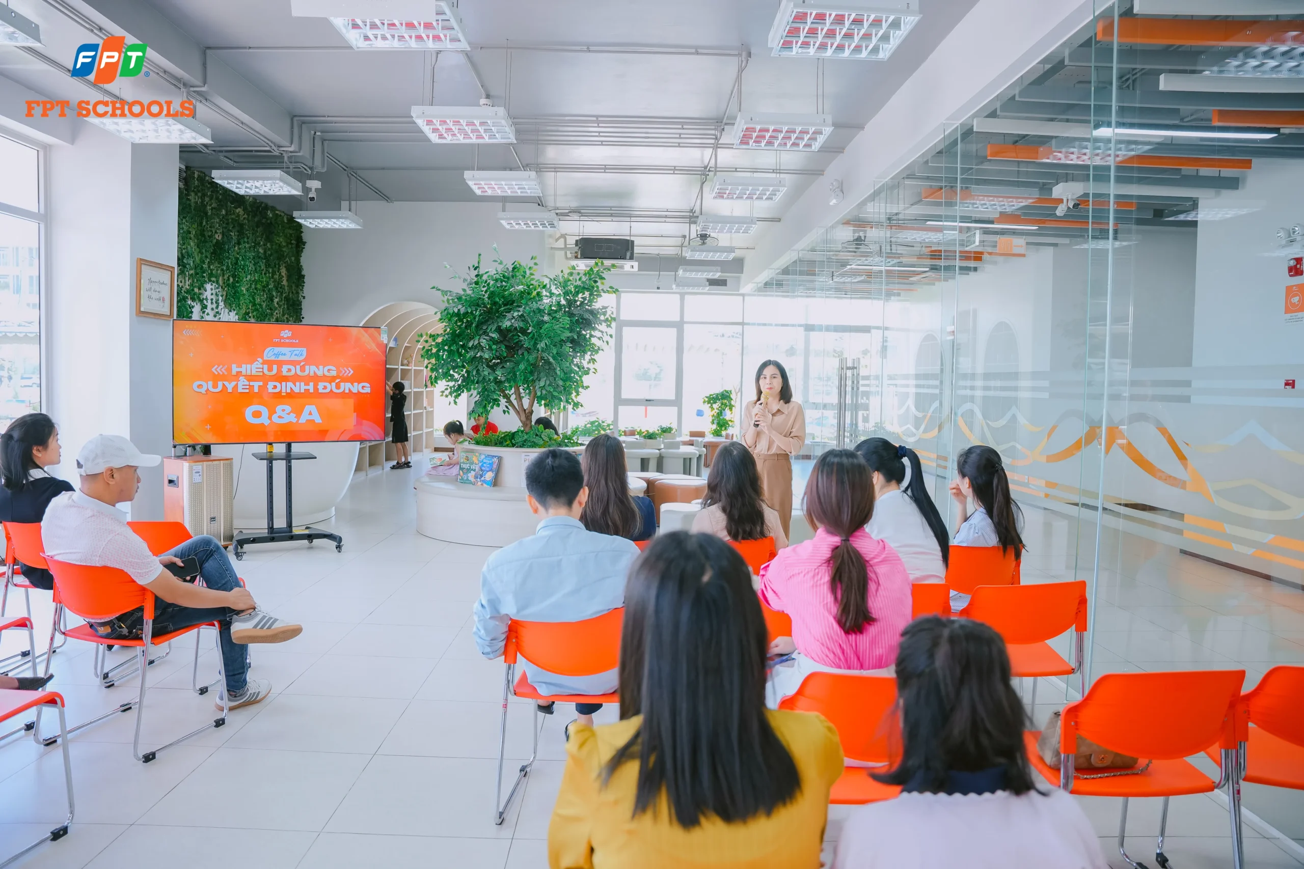 FPT School Thanh Hóa đồng hành cùng phụ huynh gỡ rối băn khoăn tại Coffee Talk - FPT Education Cô Vũ Thị Ánh Nguyệt - Tổ trưởng tổ Khoa học Tự nhiên chia sẻ về chương trình học tại Nhà F Thanh Hoá