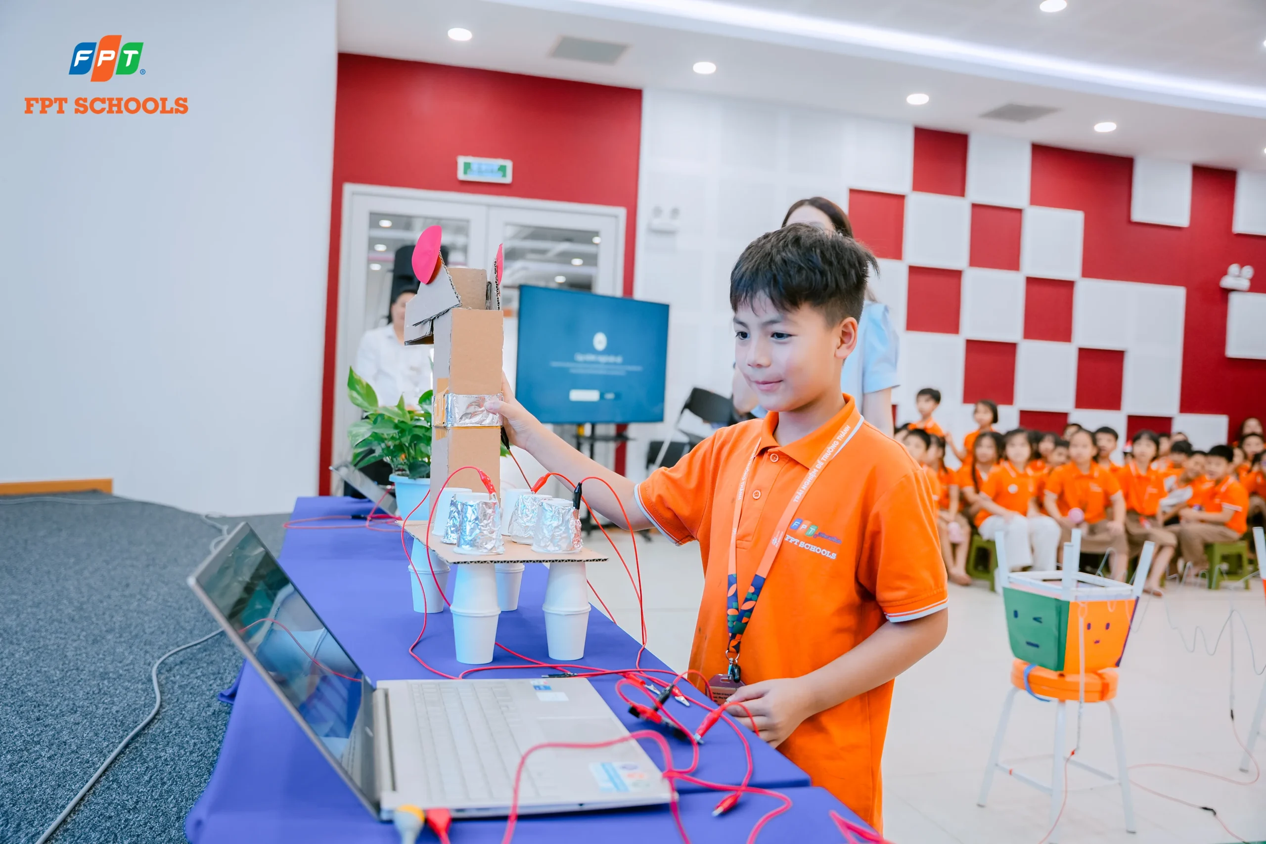 FPT School Thanh Hóa đẩy mạnh giáo dục STEM cho học sinh Tiểu học - FPT Education FPT School Thanh Hóa tổ chức nhiều hoạt động trải nghiệm, giáo dục STEM cho học sinh Tiểu học nhằm giúp học sinh phát triển tư duy, kỹ năng và năng lực số.
