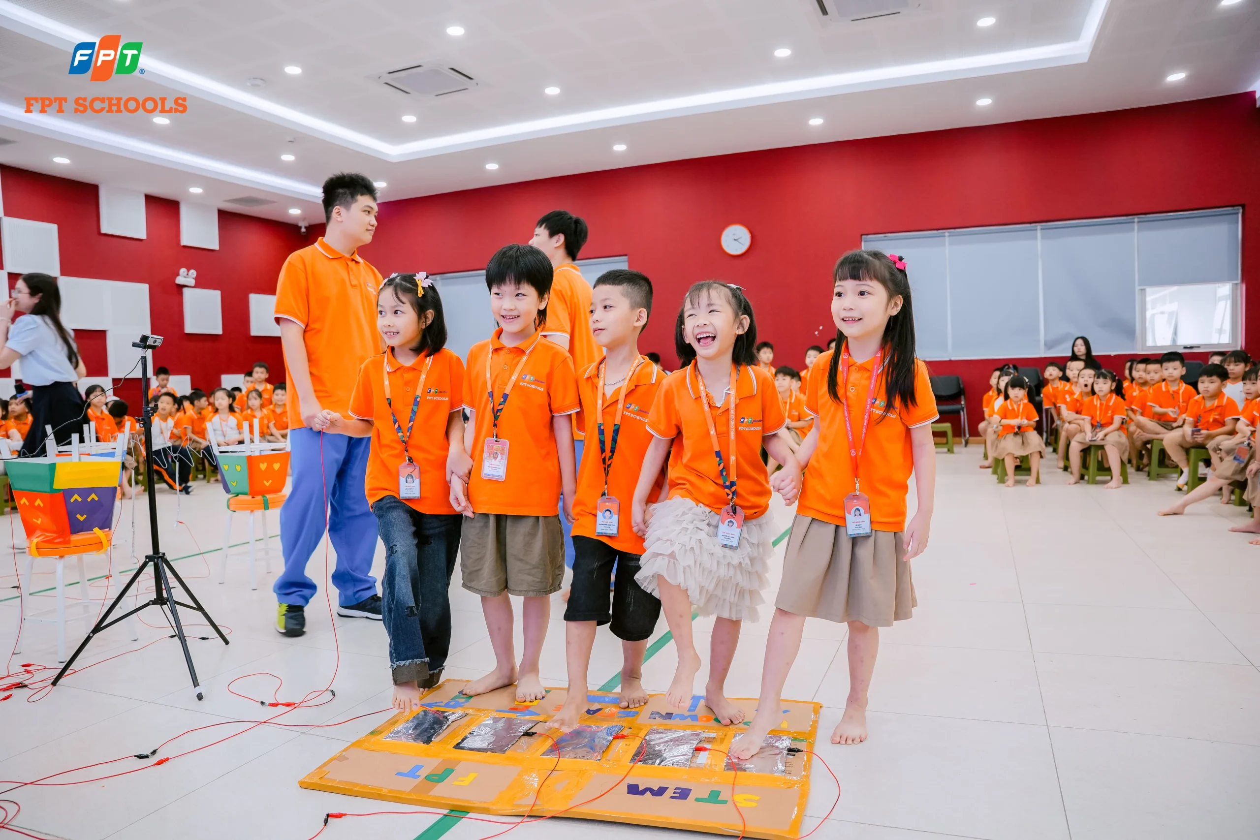FPT School Thanh Hóa đẩy mạnh giáo dục STEM cho học sinh Tiểu học - FPT Education Học sinh nhí Nhà F Thanh Hoá đều thích thú học STEM qua trải nghiệm thực tế