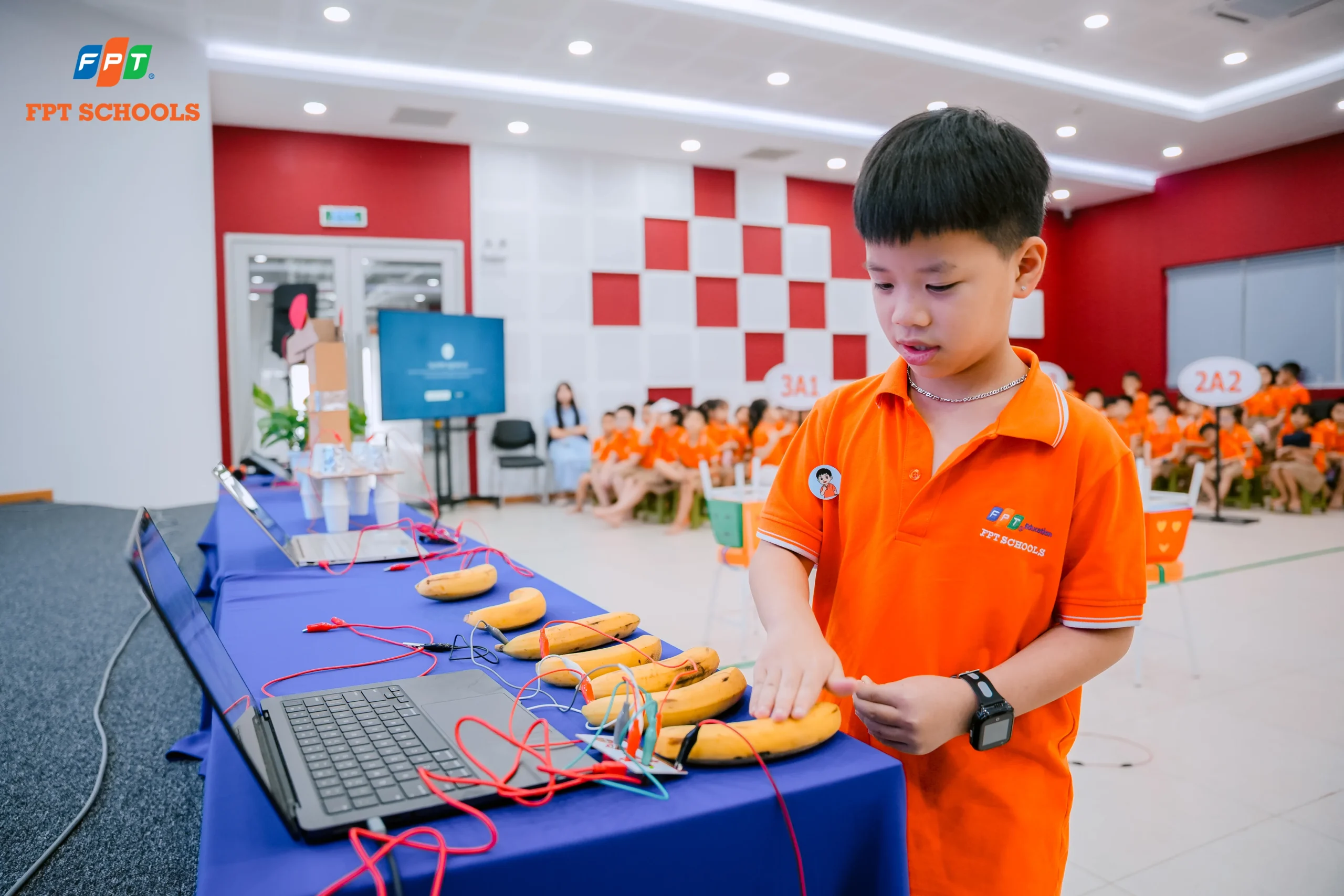 FPT School Thanh Hóa đẩy mạnh giáo dục STEM cho học sinh Tiểu học - FPT Education Học sinh tiểu học FPT School Thanh Hoá thích thú khám phá cách quả chuối phát ra âm thanh