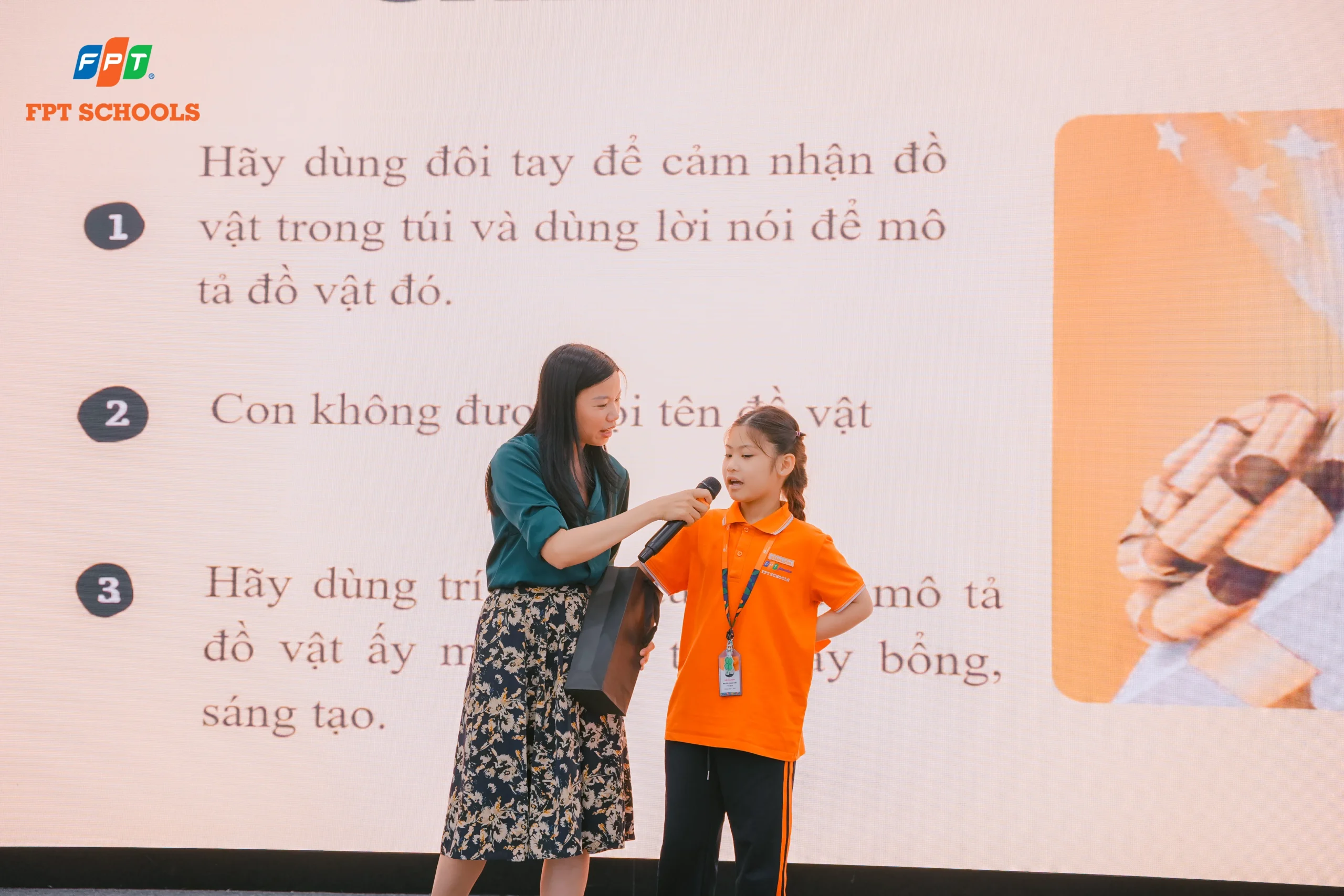 FPT School Thanh Hóa phát triển tư duy sáng tạo cho học sinh Tiểu học - FPT Education Học sinh FPT School Thanh Hoá sử dụng trí tưởng mô tả đồ vật trong chiếc túi thần kì của giáo viên