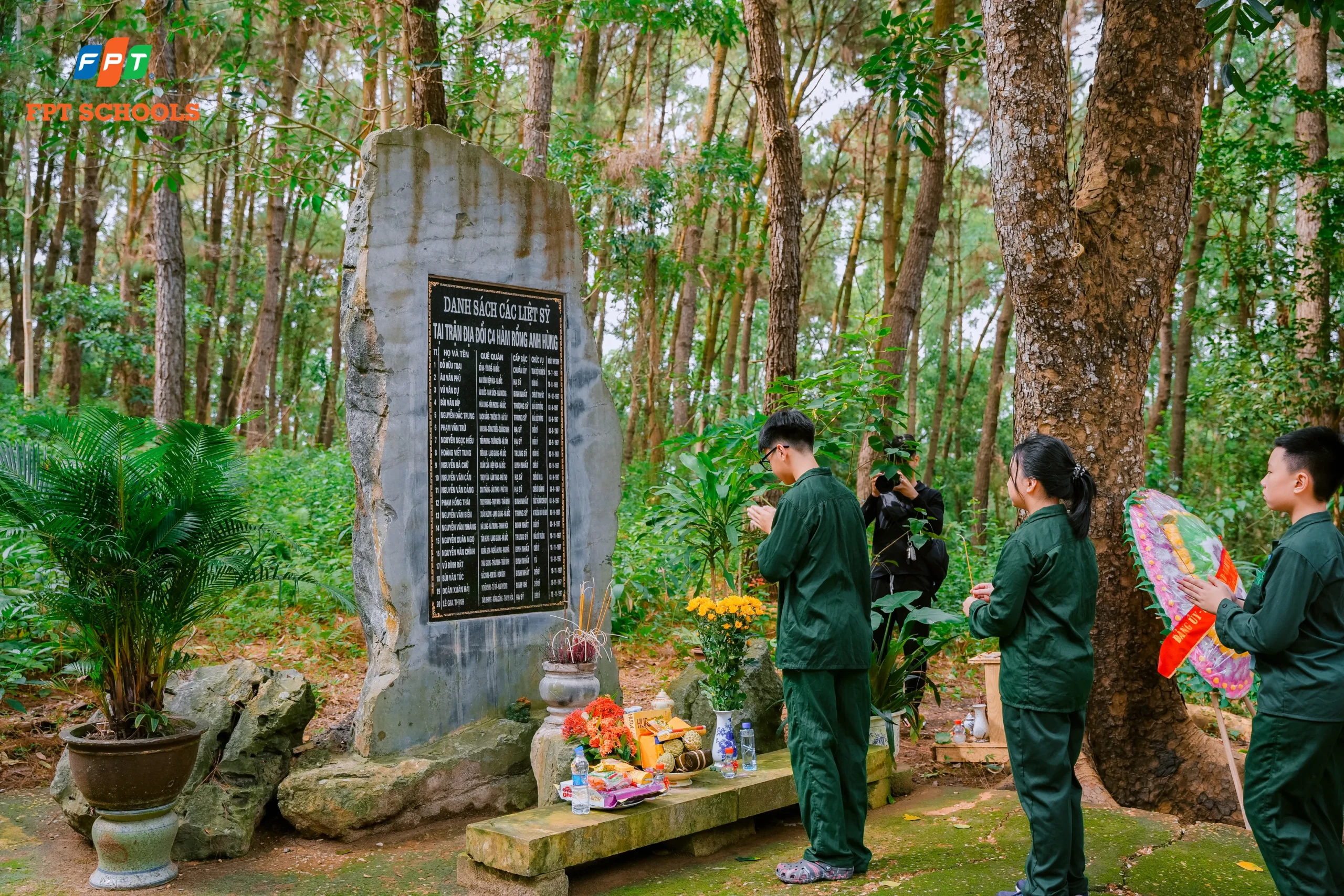 Học sinh FPT School Thanh Hóa tham gia hoạt động ngoại khóa lịch sử tại đổi C4 Hàm Rồng - FPT Education Học sinh FPT School Thanh Hóa dâng hương tưởng nhớ các liệt sỹ tại trận địa đồi C4, Hàm Rồng, Thanh Hóa