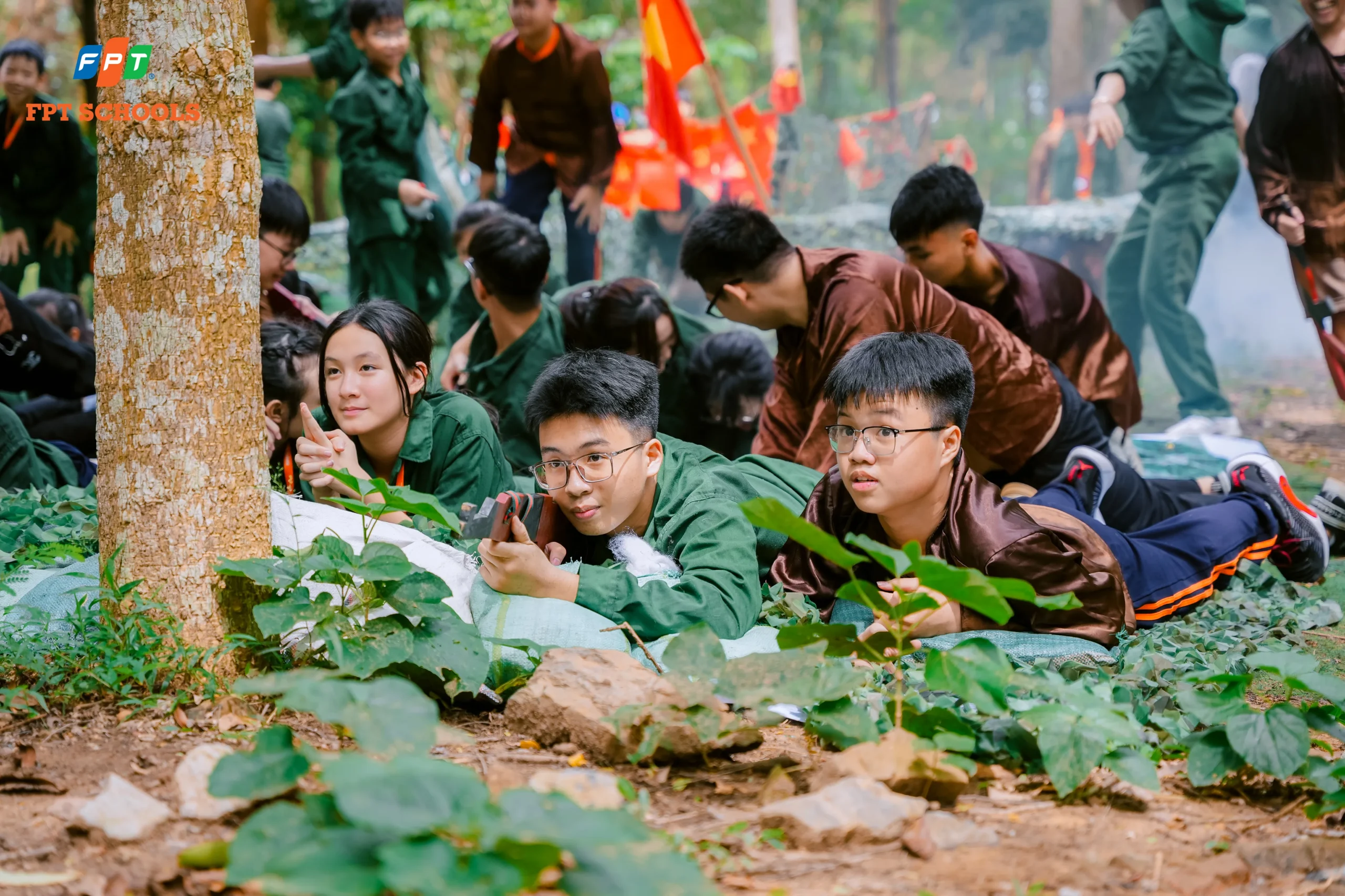 Học sinh FPT School Thanh Hóa tham gia hoạt động ngoại khóa lịch sử tại đổi C4 Hàm Rồng - FPT Education Dù là ở vai trò chiến sĩ pháo cao xạ hay dân công hỏa tuyến, quân y hay dân quân du kích, học sinh đều đoàn kết một lòng, hoàn thành nhiệm vụ chung.