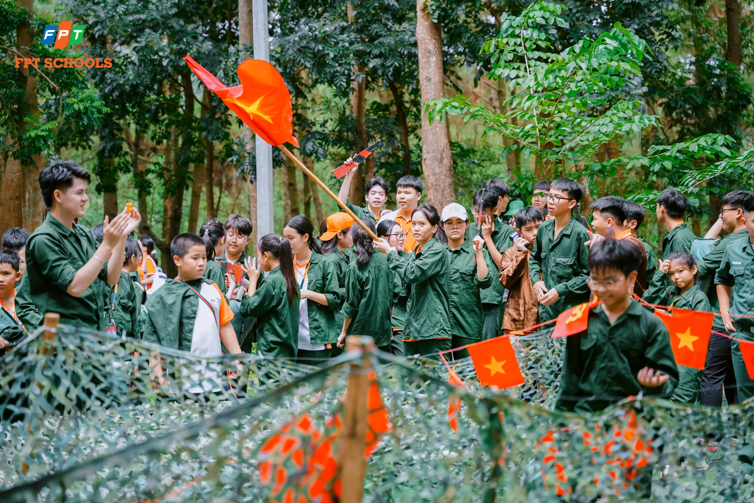 Học sinh FPT School Thanh Hóa tham gia hoạt động ngoại khóa lịch sử tại đổi C4 Hàm Rồng - FPT Education Cờ đỏ sao vàng tung bay trên đồi C4 Hàm Rồng lịch sử