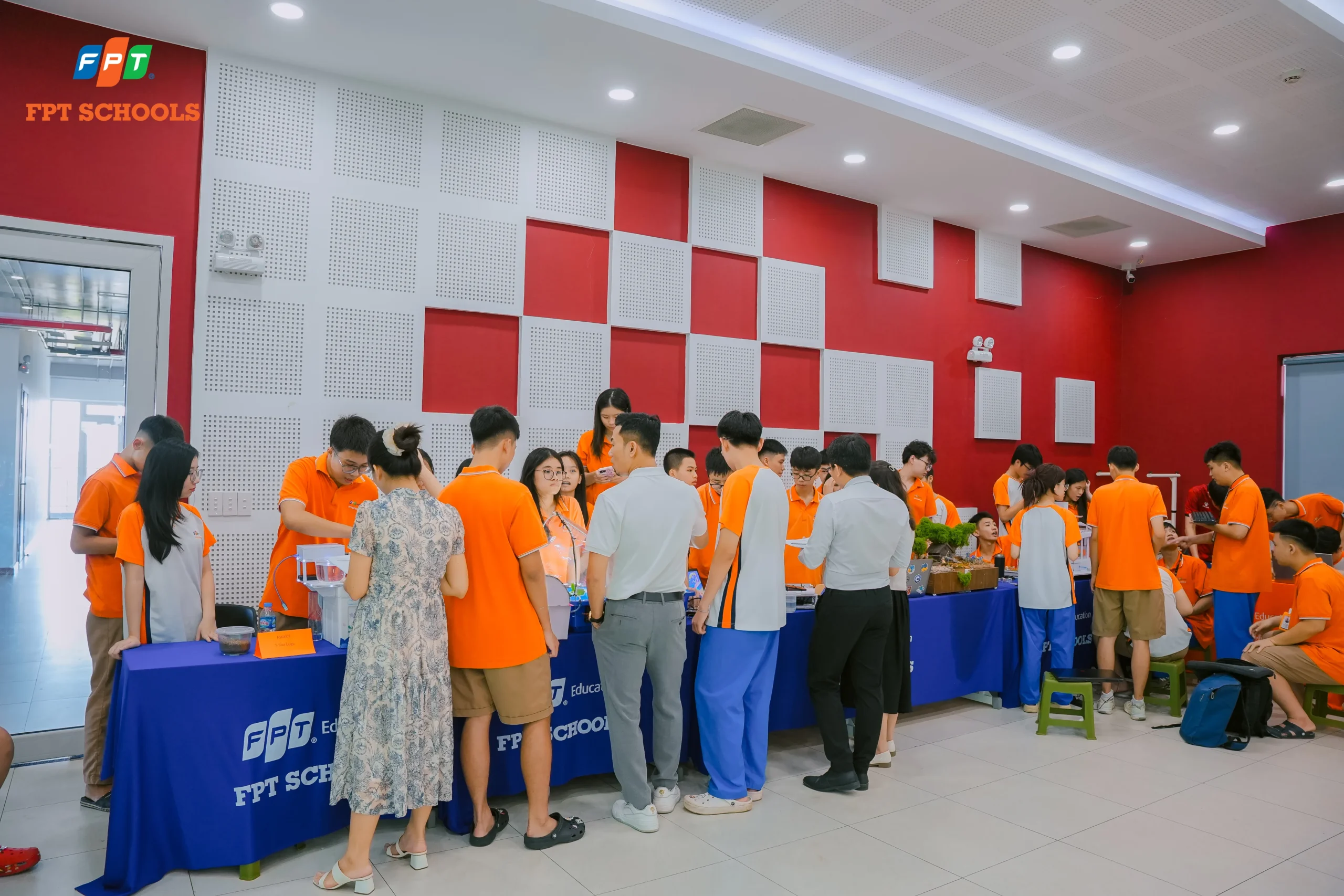 Smart Garden Tại FPT School Thanh Hóa: Dự Án Học Tập Liên Môn Sáng Tạo - FPT Education Thầy cô, học sinh Nhà F Thanh Hoá thăm quan các gian hàng trưng bày mô hình "Vườn thông minh"