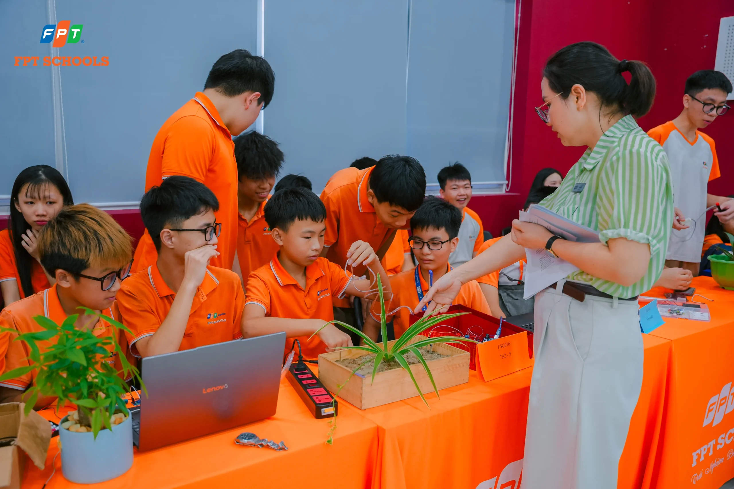 Smart Garden Tại FPT School Thanh Hóa: Dự Án Học Tập Liên Môn Sáng Tạo - FPT Education Học sinh lớp 7A2 giới thiệu mô hình Smart Garden của nhóm