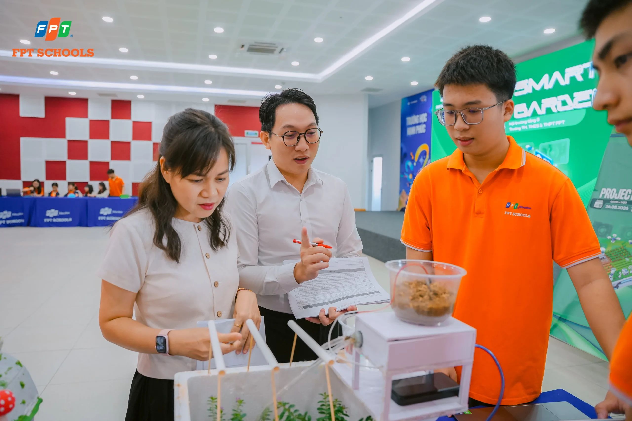 Smart Garden Tại FPT School Thanh Hóa: Dự Án Học Tập Liên Môn Sáng Tạo - FPT Education Fschooler chạy thử các tính năng của mô hình Smart Garden trước hội đồng Ban giám khảo