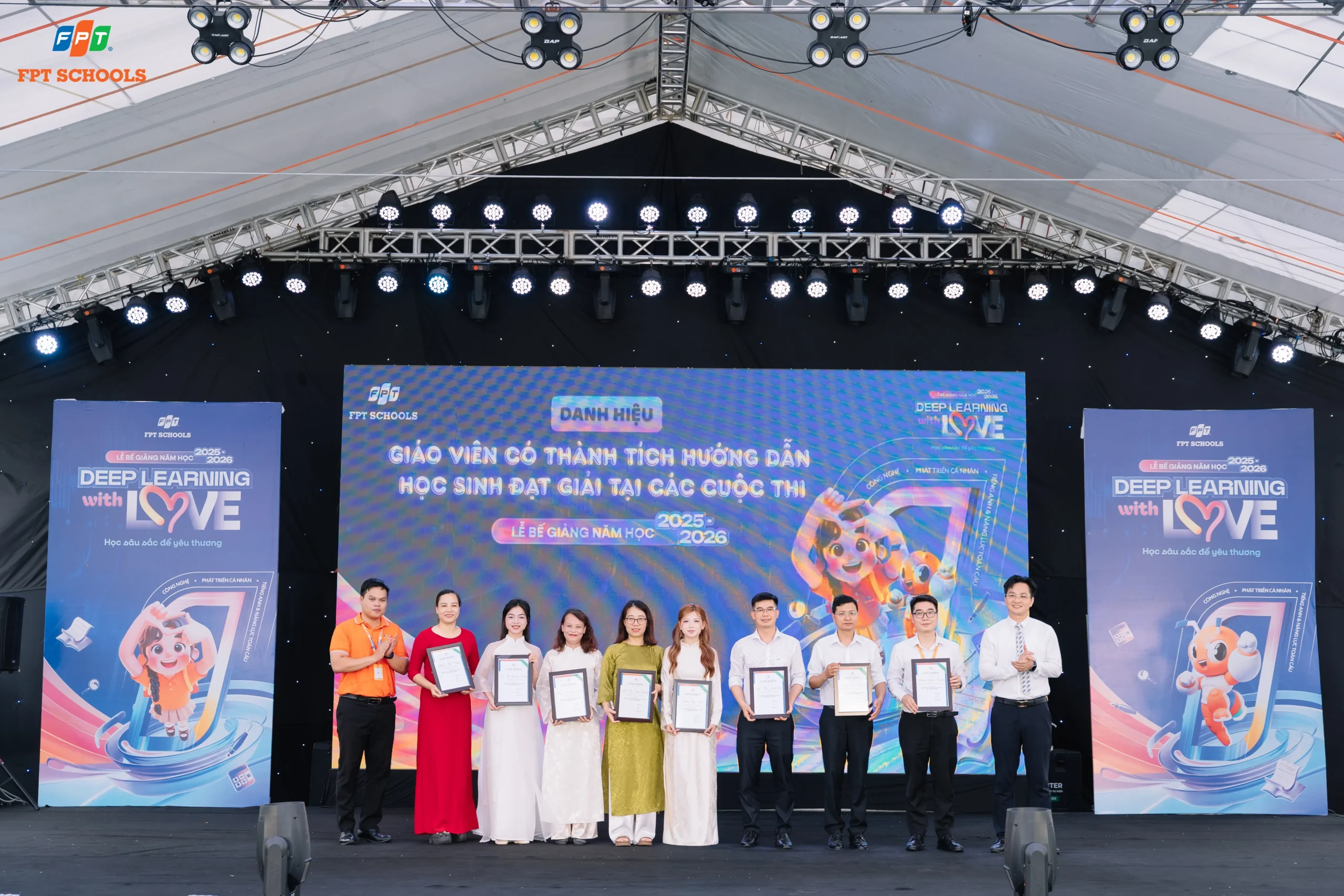 Thầy giáo FSchool Hải Phòng tự xây phần mềm OKR giúp học sinh học sâu hơn mỗi ngày - FPT Education Không chỉ ghi dấu ấn với phần mềm OKR, thầy Thành còn nhiều lần được khen thưởng nhờ những đóng góp cho học sinh