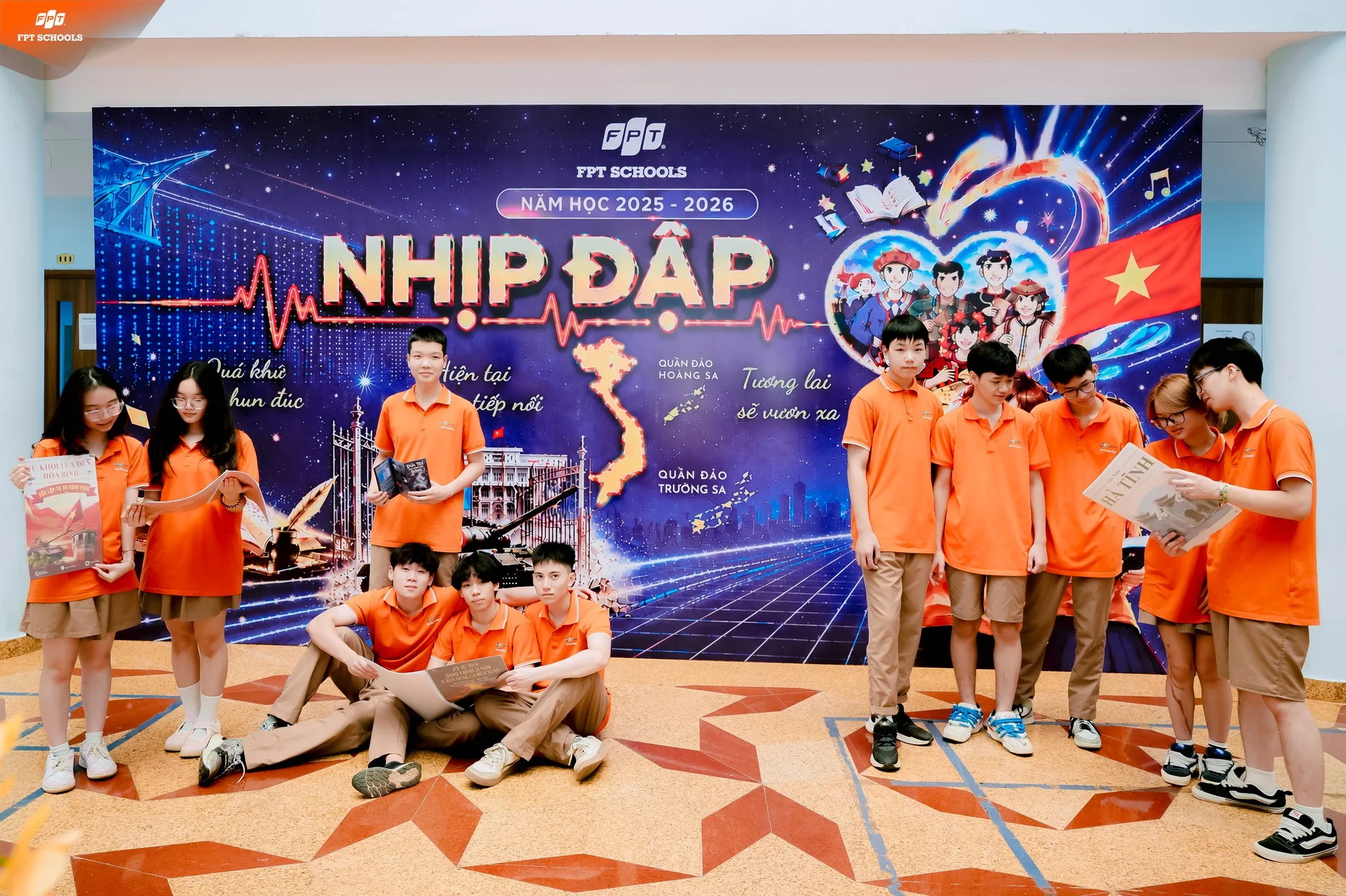 Triển lãm “nhịp đập”: khi bài học trên trang giấy được “F5” qua lăng kính của học sinh Trường THPT FPT Hà Nội. | FPT Schools