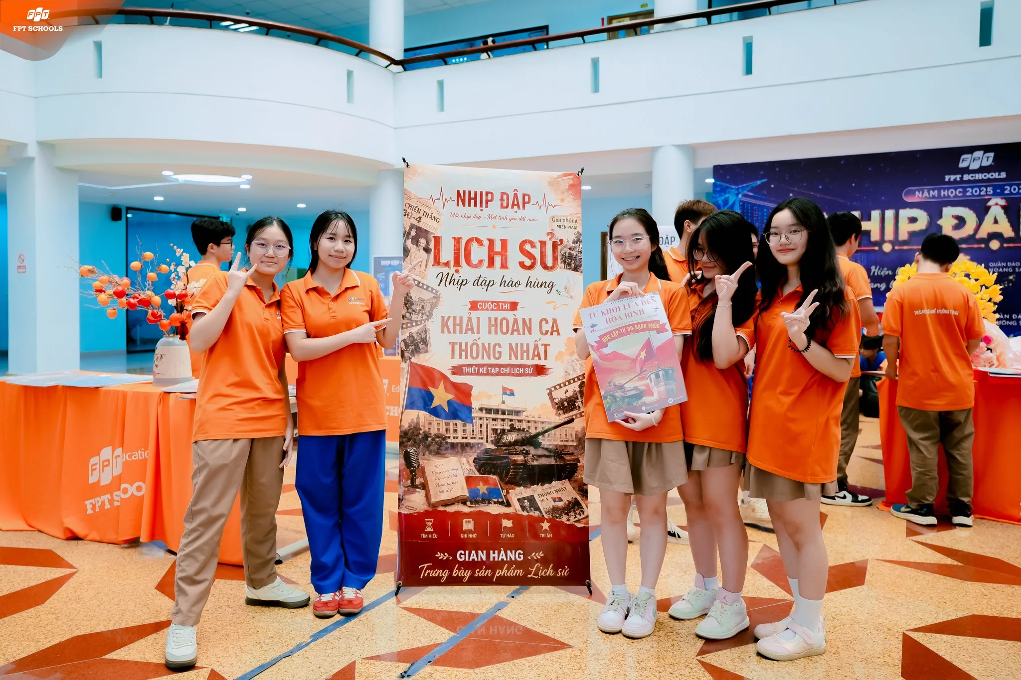 Triển lãm “nhịp đập”: khi bài học trên trang giấy được “F5” qua lăng kính của học sinh Trường THPT FPT Hà Nội. | FPT Schools