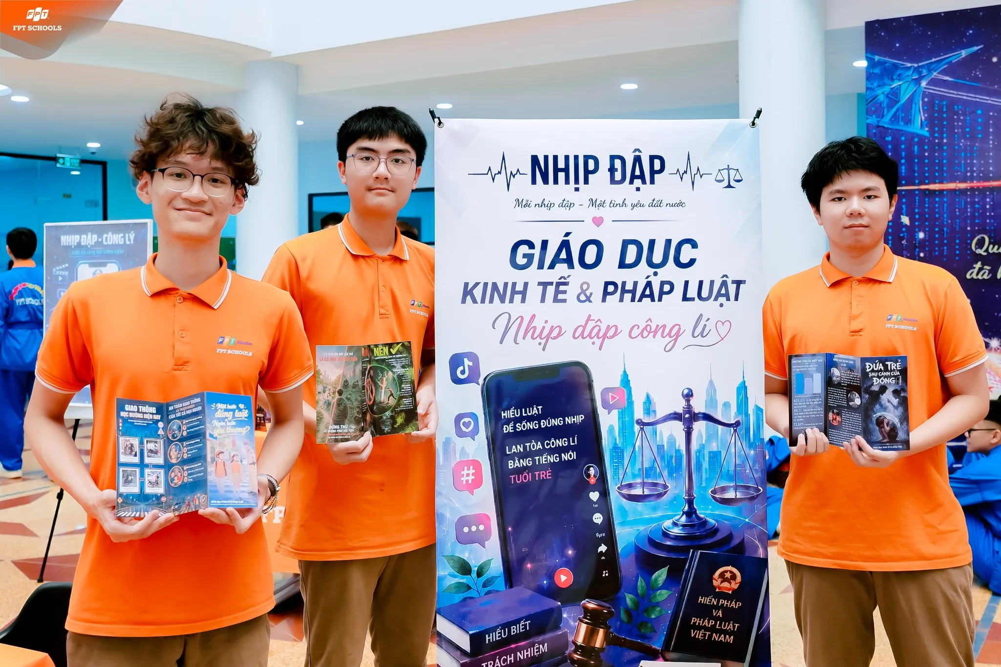 Triển lãm “nhịp đập”: khi bài học trên trang giấy được “F5” qua lăng kính của học sinh Trường THPT FPT Hà Nội. | FPT Schools
