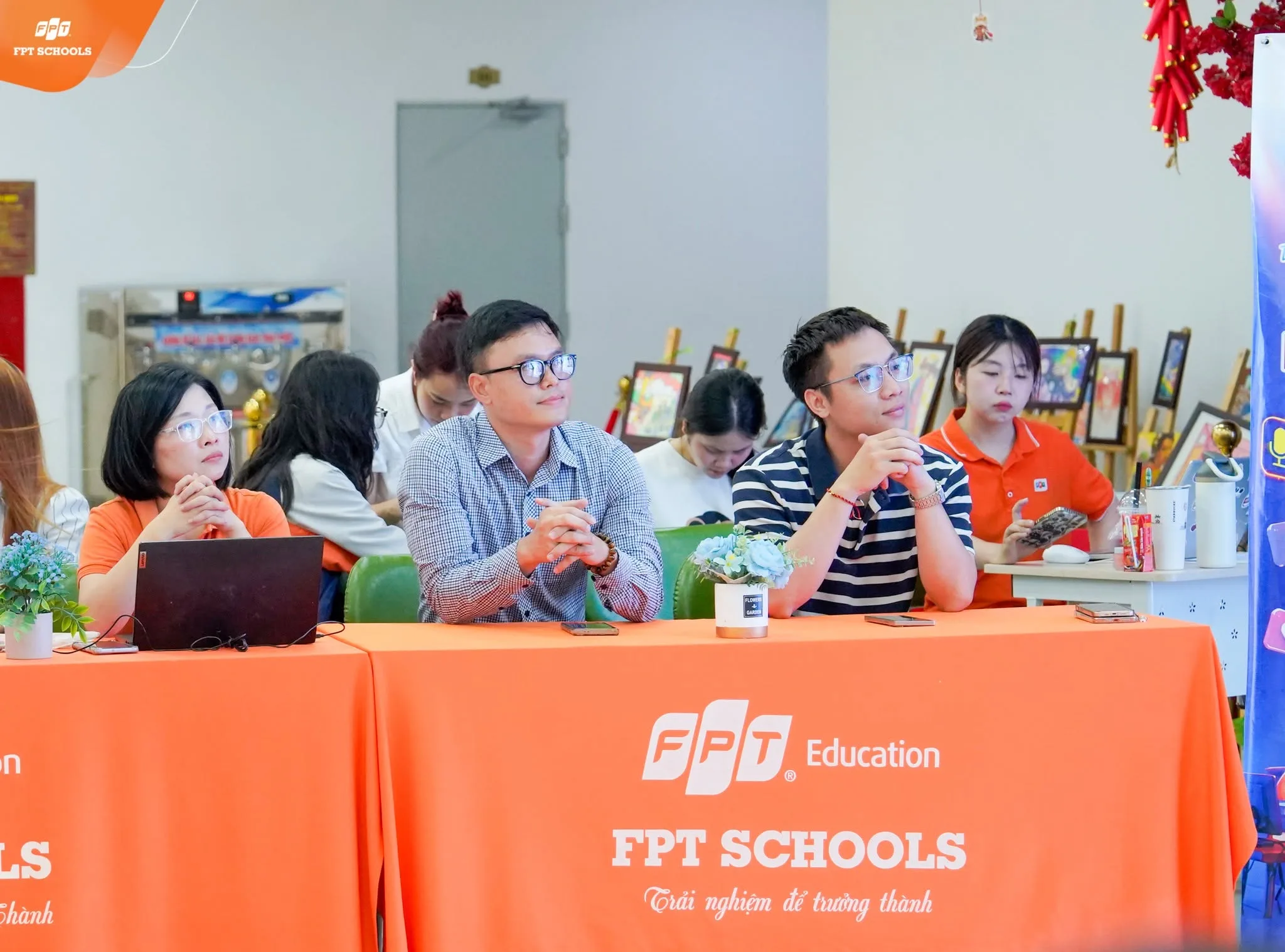 “Bật mode ngoại ngữ”, cháy hết mình cùng những màn debate và dubbing đầy bùng nổ tại F-Fes 2026 FPT School Hải Phòng-11