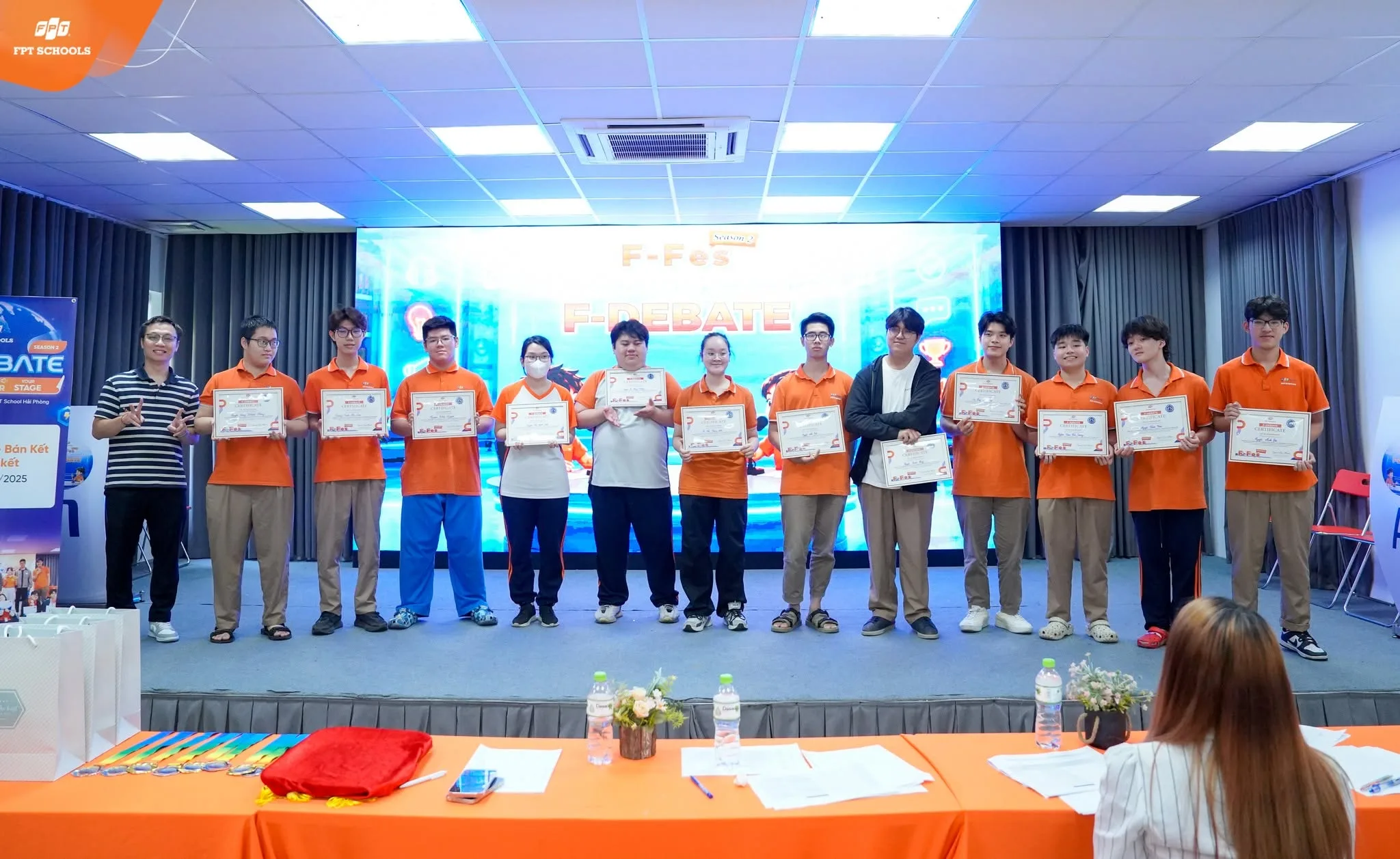 “Bật mode ngoại ngữ”, cháy hết mình cùng những màn debate và dubbing đầy bùng nổ tại F-Fes 2026 FPT School Hải Phòng-7