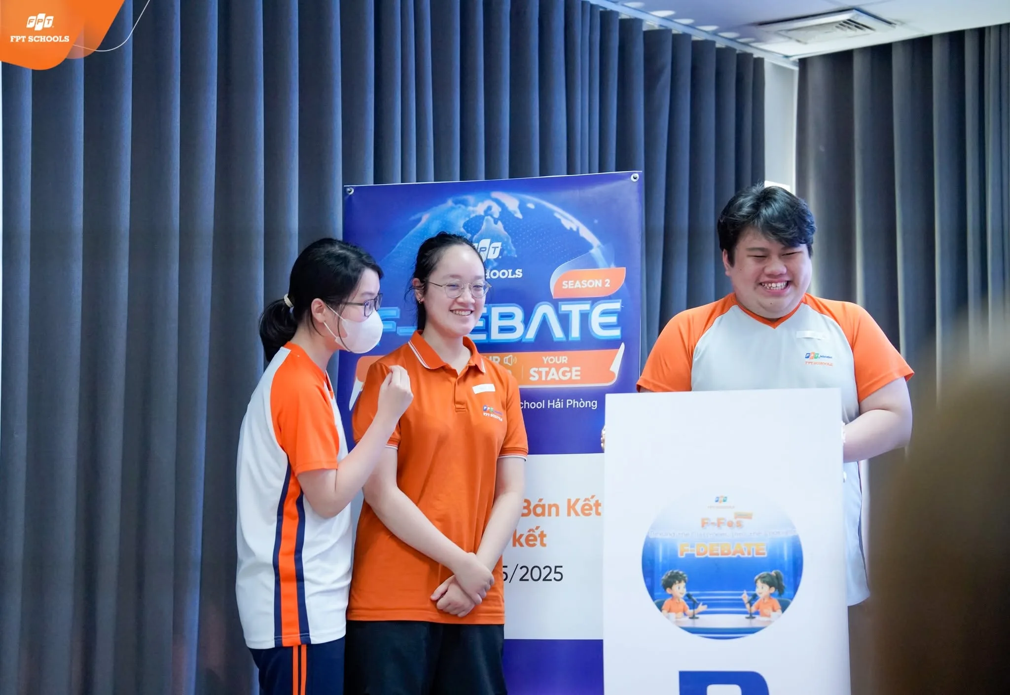 “Bật mode ngoại ngữ”, cháy hết mình cùng những màn debate và dubbing đầy bùng nổ tại F-Fes 2026 FPT School Hải Phòng-8