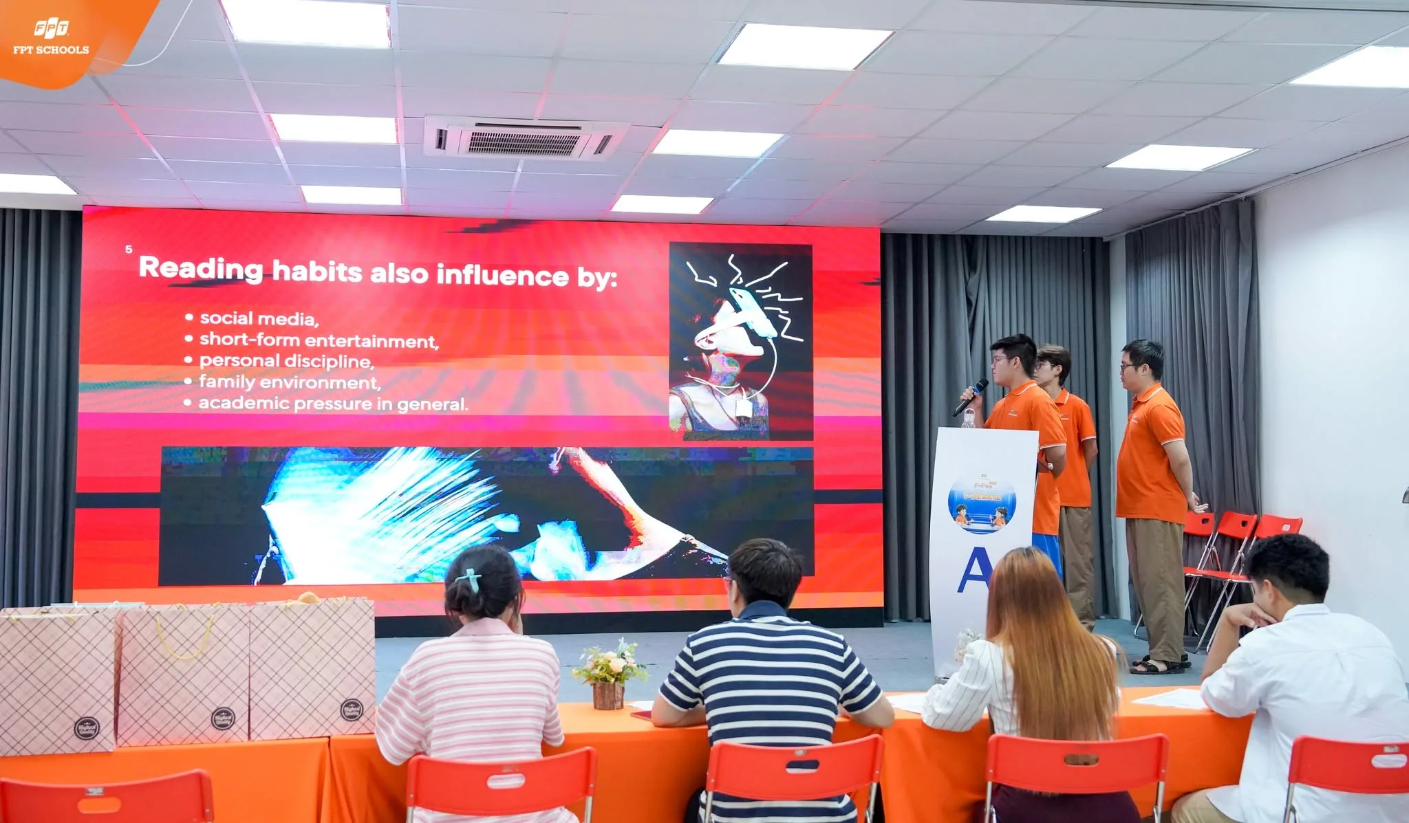 “Bật mode ngoại ngữ”, cháy hết mình cùng những màn debate và dubbing đầy bùng nổ tại F-Fes 2026 FPT School Hải Phòng-9