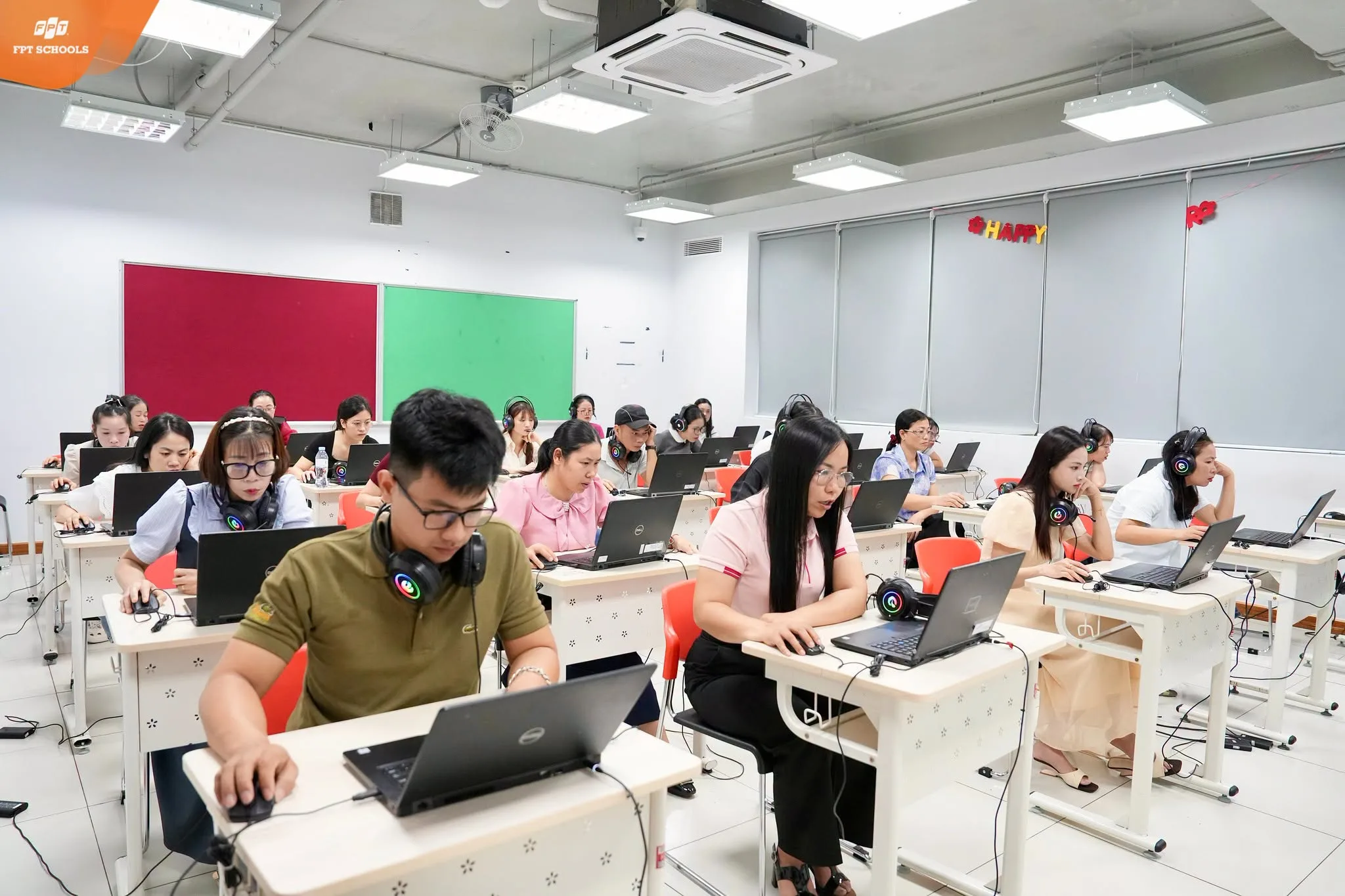 Chương trình Khảo sát Đánh giá năng lực tiếng Anh dành cho giáo viên phổ thông công lập diễn ra tại FPT School Hải Phòng - FPT Education Chương trình Khảo sát Đánh giá năng lực tiếng Anh dành cho giáo viên phổ thông công lập diễn ra tại FPT School Hải Phòng -8