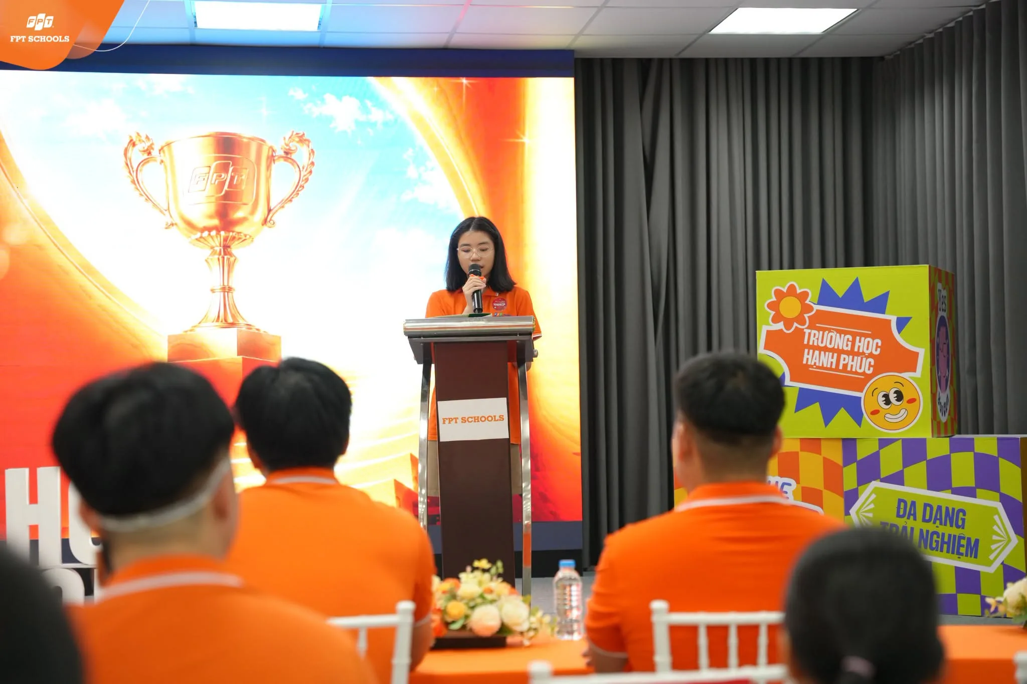 Tự hào vinh danh những gương mặt xuất sắc tại Lễ trao học bổng tài năng 2026 tại FPT School Hải Phòng - FPT Education Em Đinh Nguyễn Việt Phương đạt học bổng 100%, phát biểu tại Lễ trao học bổng tài năng 2026 của FPT School Hải Phòng