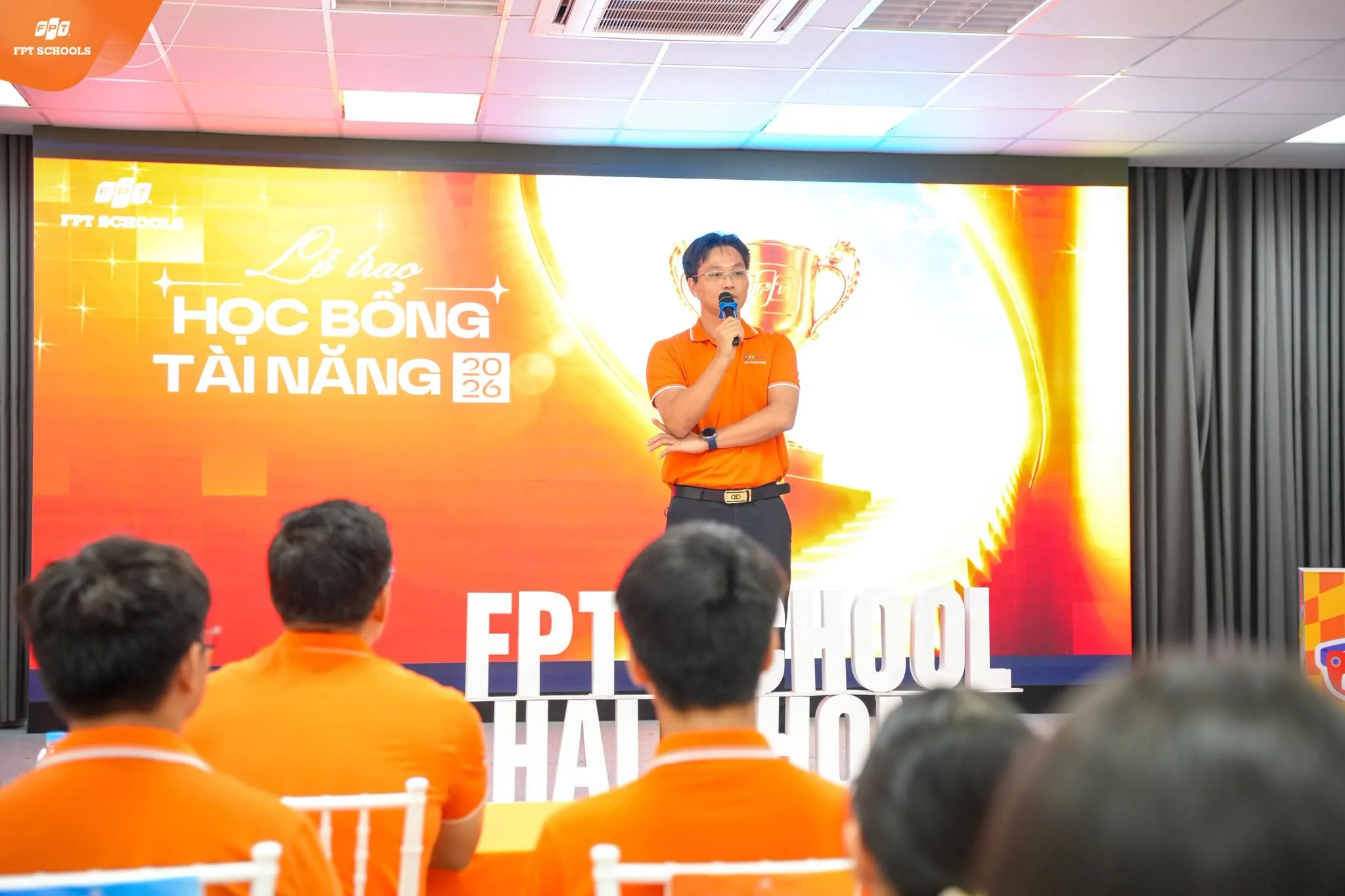 Tự hào vinh danh những gương mặt xuất sắc tại Lễ trao học bổng tài năng 2026 tại FPT School Hải Phòng - FPT Education Thầy Phạm Hồng Khoa phát biểu tại Lễ trao học bổng tài năng 2026 tại FPT School Hải Phòng.jpeg