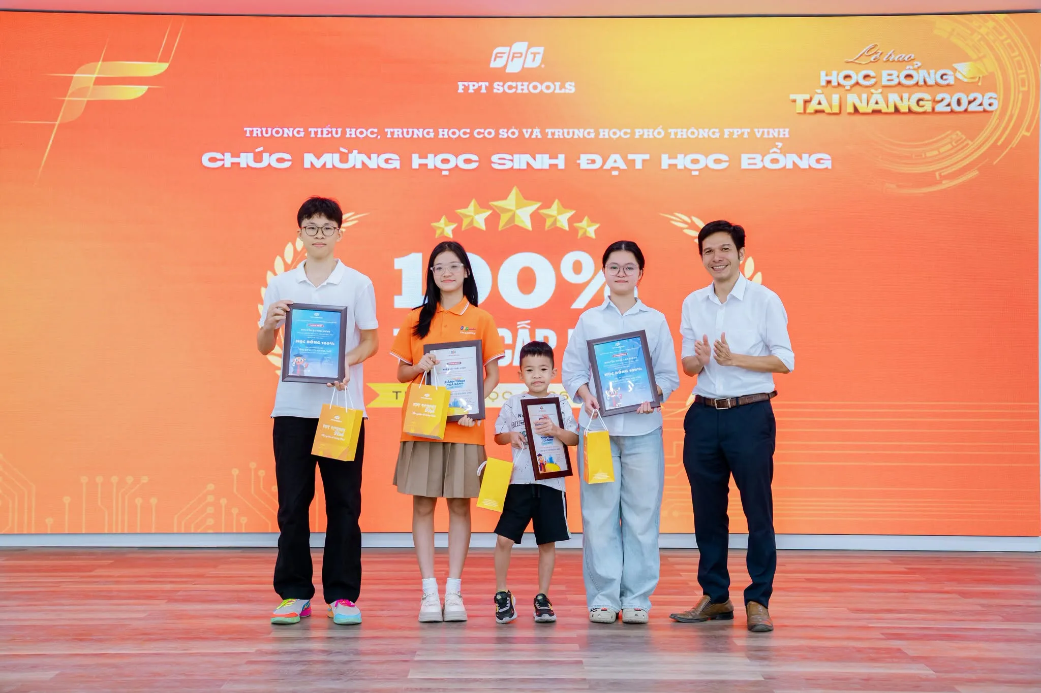 Sôi động không khí Ngày hội Nhập học Khóa 1 năm học 2026-2027 tại FPT School Vinh - FPT Education Chương trình trao học bổng tại ngày hội nhập học FPT School Vinh