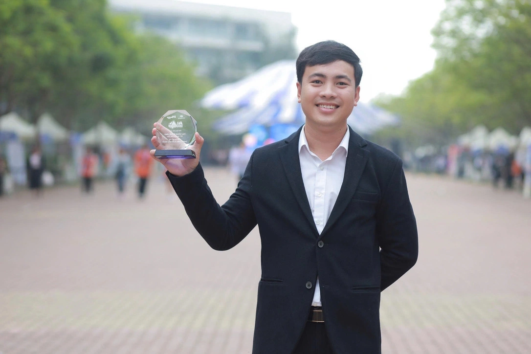 AI có thể ghi nhớ mọi dữ liệu, nhưng học sinh vẫn cần một người thầy biết lắng nghe và thấu hiểu | FPT Schools