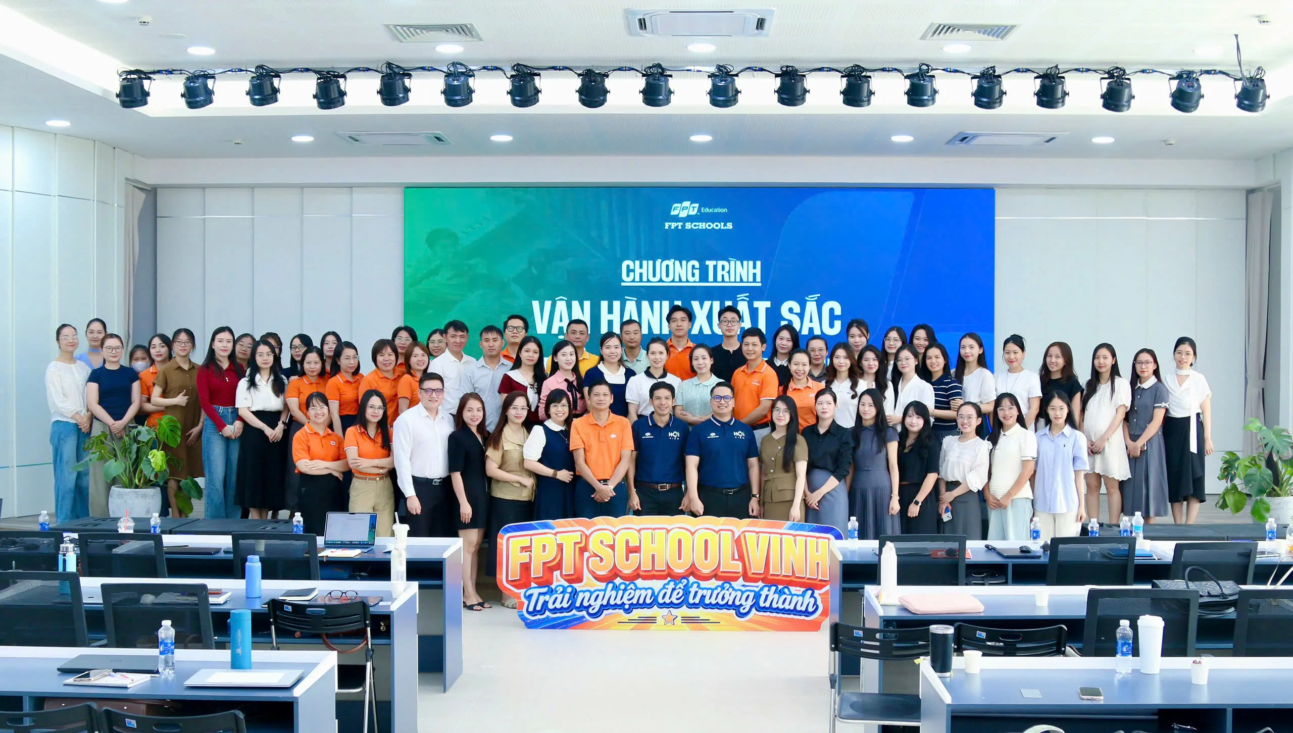 Toàn thể CBGV FPT School Vinh tham gia buổi đào tạo.