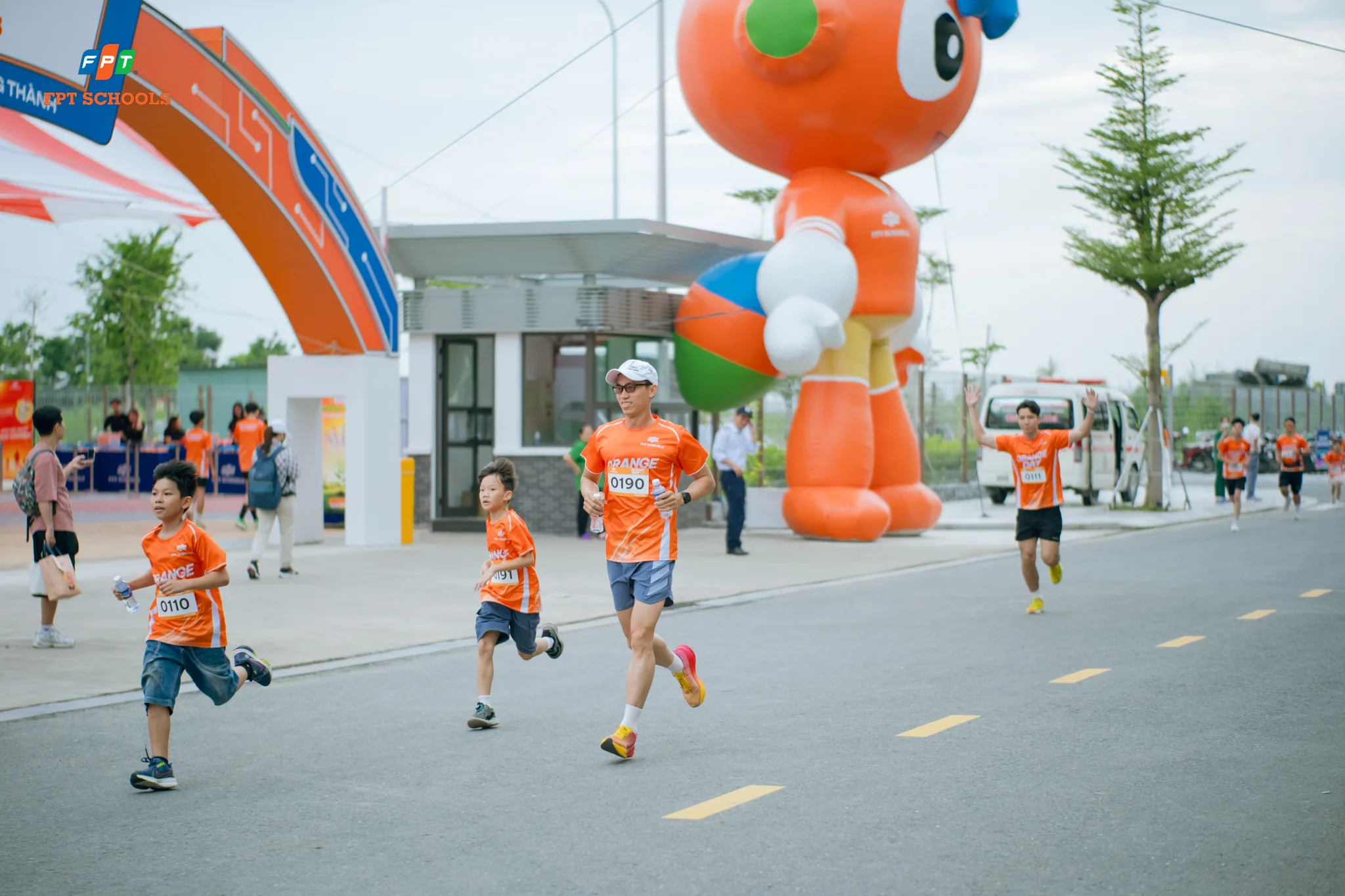 Tổng Giám đốc FPT cùng phụ huynh và học sinh FPT School Millennia tham gia giải chạy Orange Day 2026 | FPT Schools