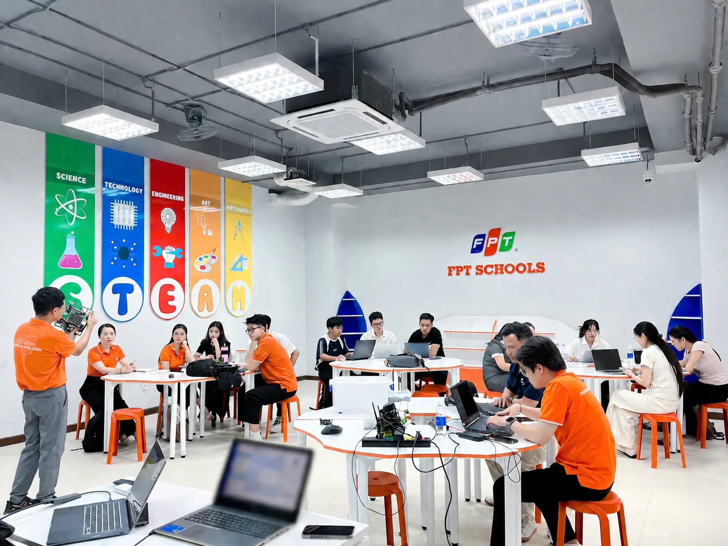 FPT School Vinh tăng tốc chuẩn bị năm học mới với chuỗi đào tạo vận hành dành cho toàn thể cán bộ, giáo viên - FPT Education Các thầy cô giáo tích cực học hỏi, trau dồi kiến thức thông qua các buổi đào tạo.