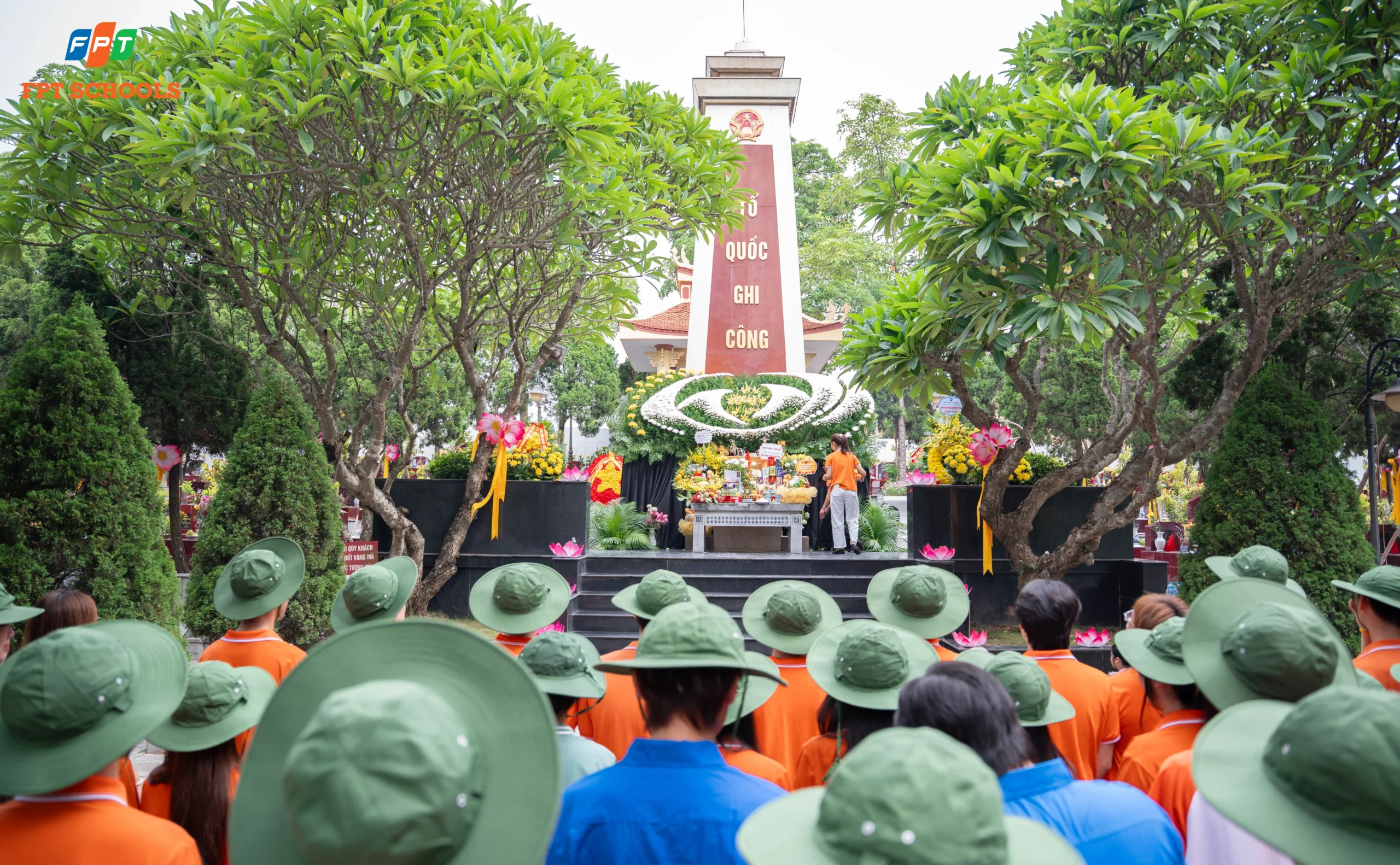 Thầy trò FPT School Bắc Ninh dâng hương tưởng niệm các Anh hùng liệt sĩ - FPT Education FPT School Bắc Ninh dâng hương