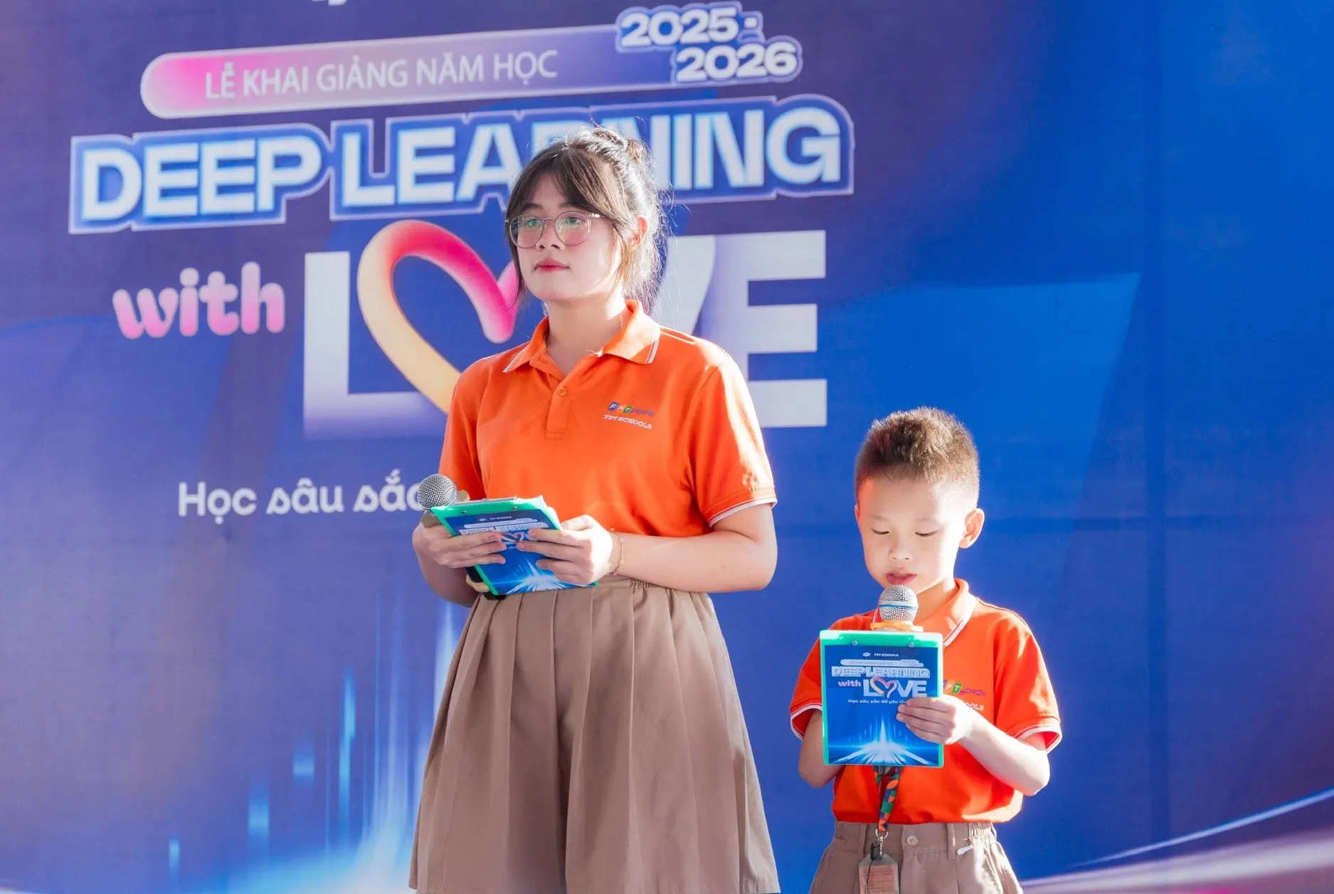 Lê Thị Hoàng Ngân đảm nhận vai trò MC tại sự kiện khai giảng năm học của FPT School Thanh Hoá