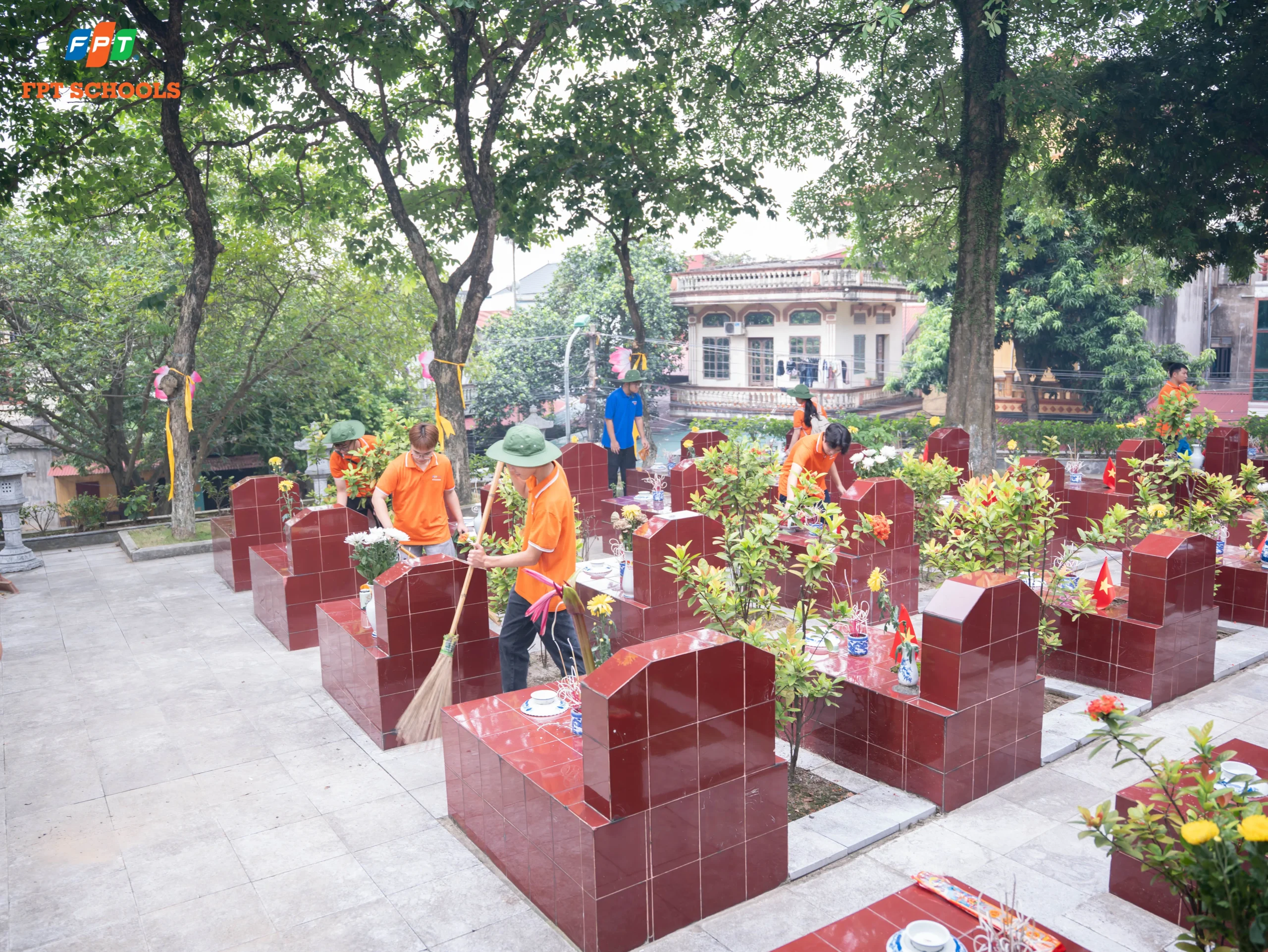 Thầy trò FPT School Bắc Ninh dâng hương tưởng niệm các Anh hùng liệt sĩ - FPT Education FPT School Bắc Ninh dâng hương