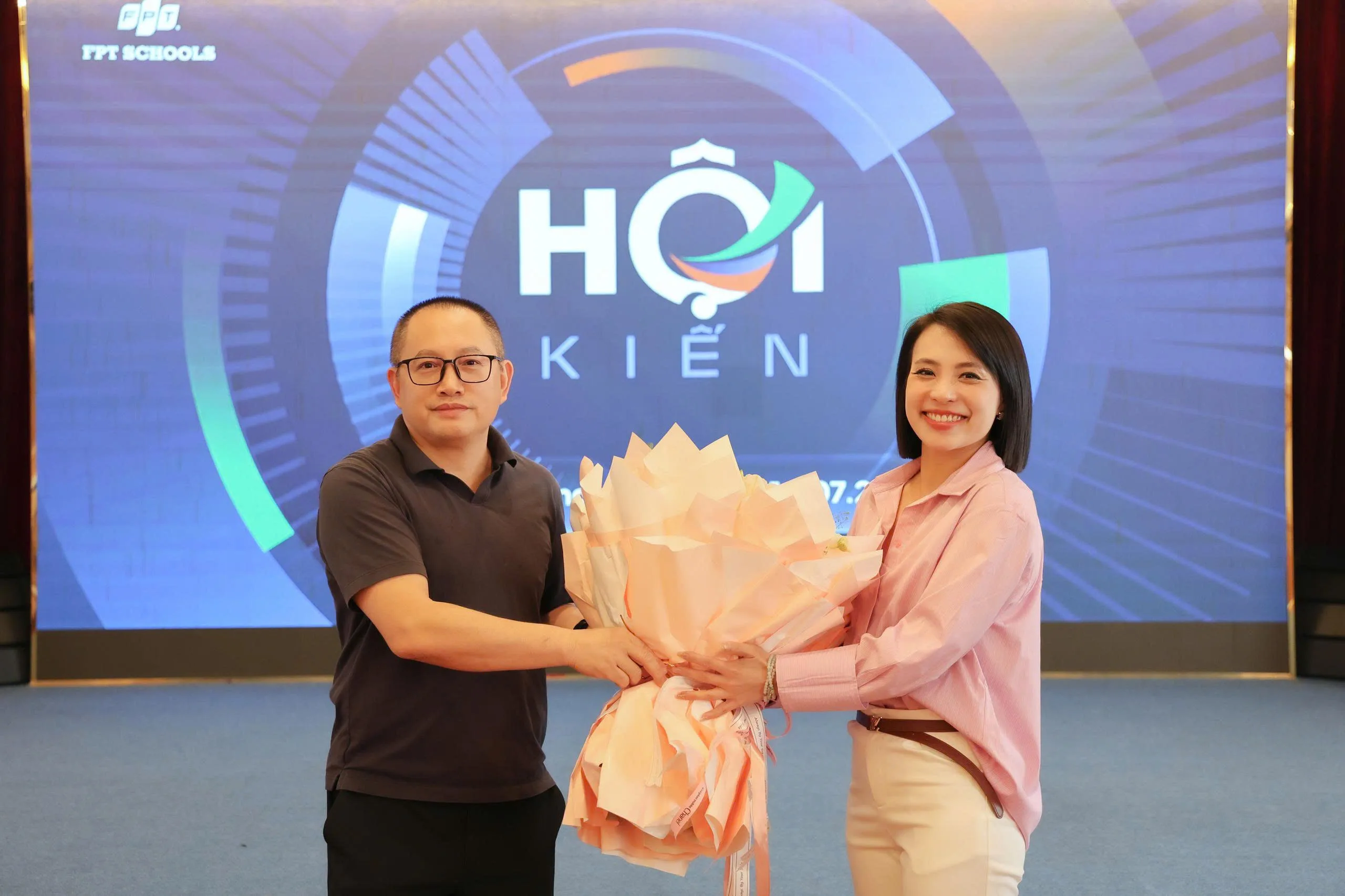 Hệ thống Phổ thông FPT bổ nhiệm hai Phó Giám đốc Khối - FPT Education TS. Nguyễn Xuân Phong, Giám đốc Khối Phổ thông FPT, tặng hoa chúc mừng cô Phạm Thị Khánh Ly