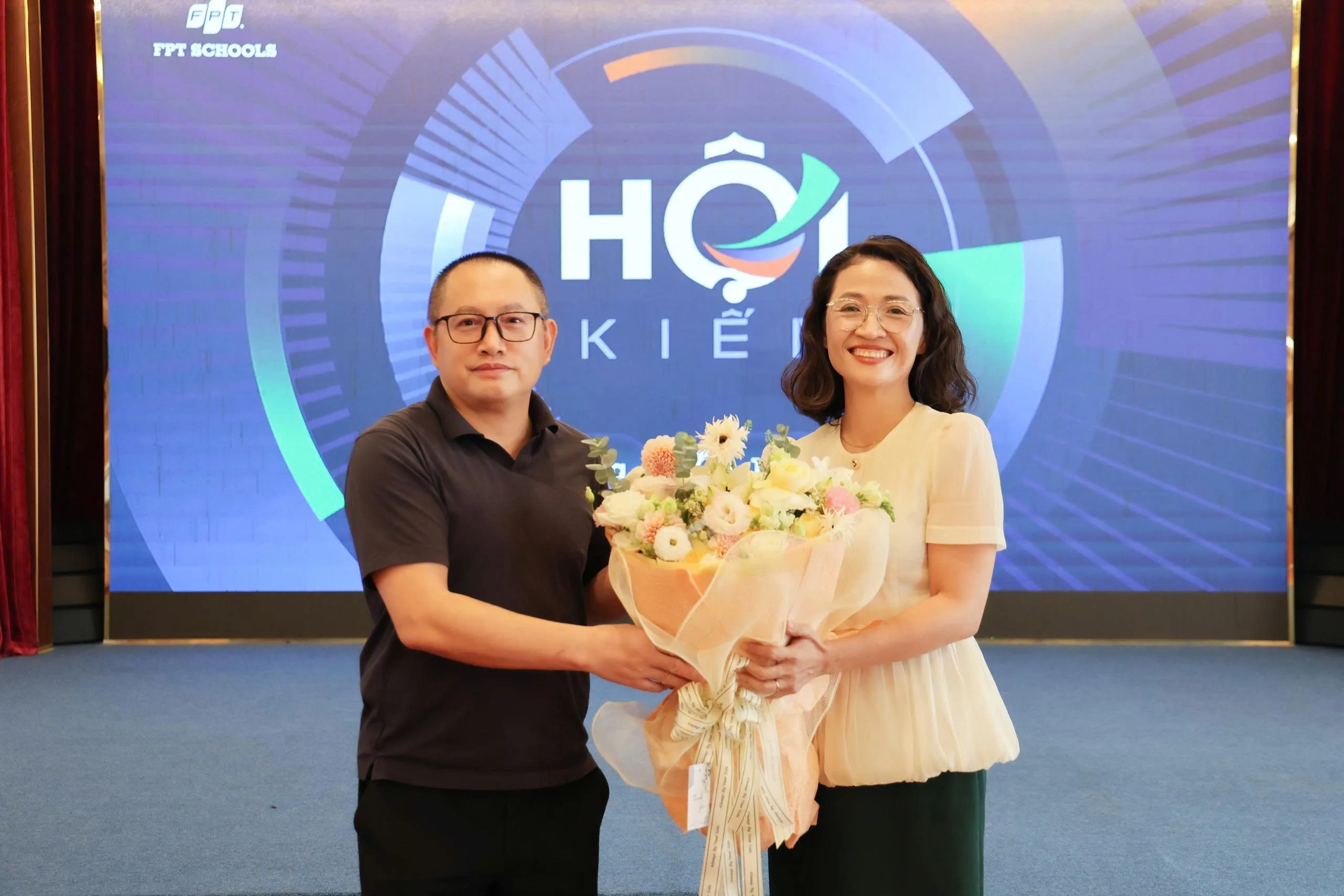 Hệ thống Phổ thông FPT bổ nhiệm hai Phó Giám đốc Khối - FPT Education TS. Nguyễn Xuân Phong, Giám đốc Khối Phổ thông FPT, tặng hoa chúc mừng cô Nguyễn Thị Kiều Ngân