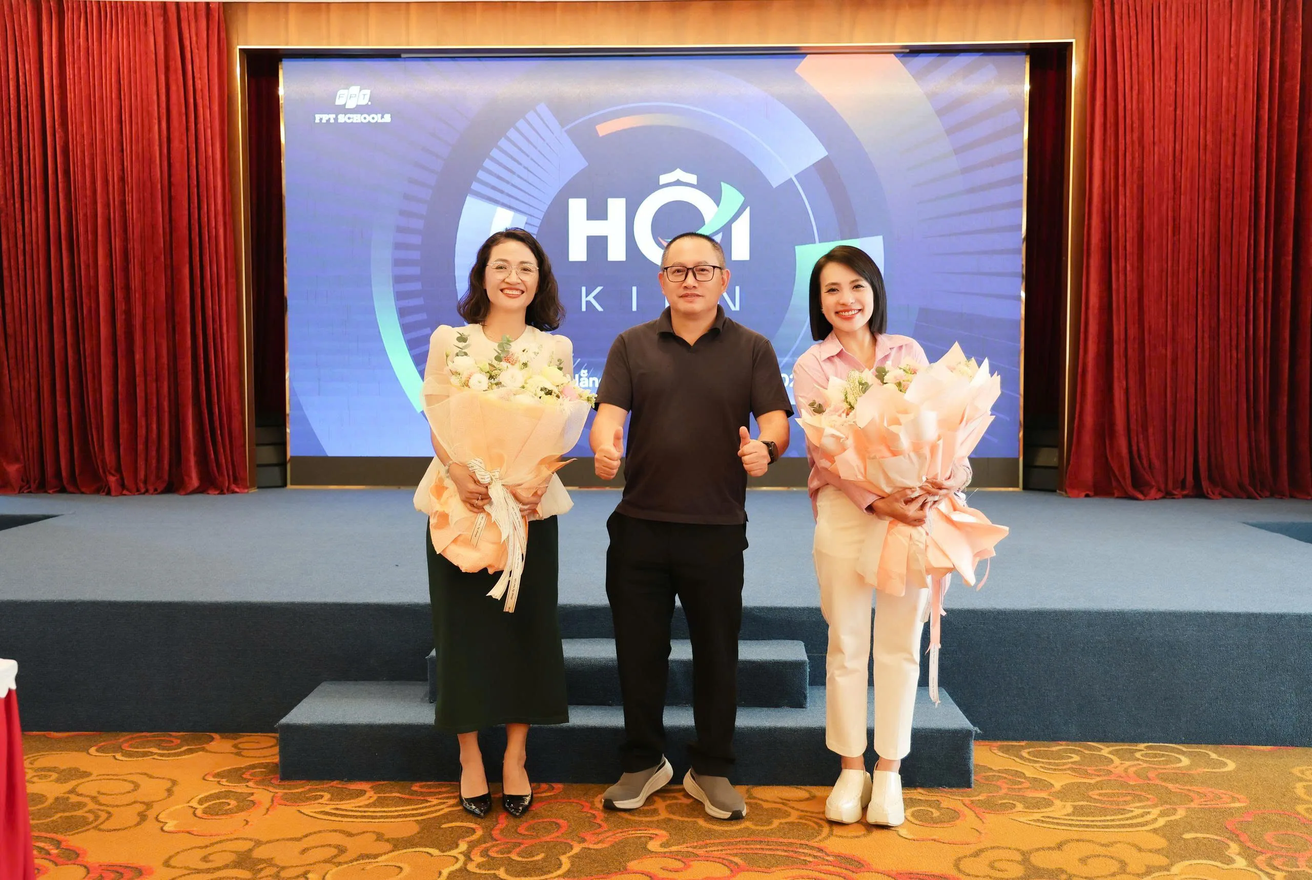 TS. Nguyễn Xuân Phong, Giám đốc Khối Phổ thông FPT, tặng hoa chúc mừng cô Phạm Thị Khánh Ly và cô Nguyễn Thị Kiều Ngân