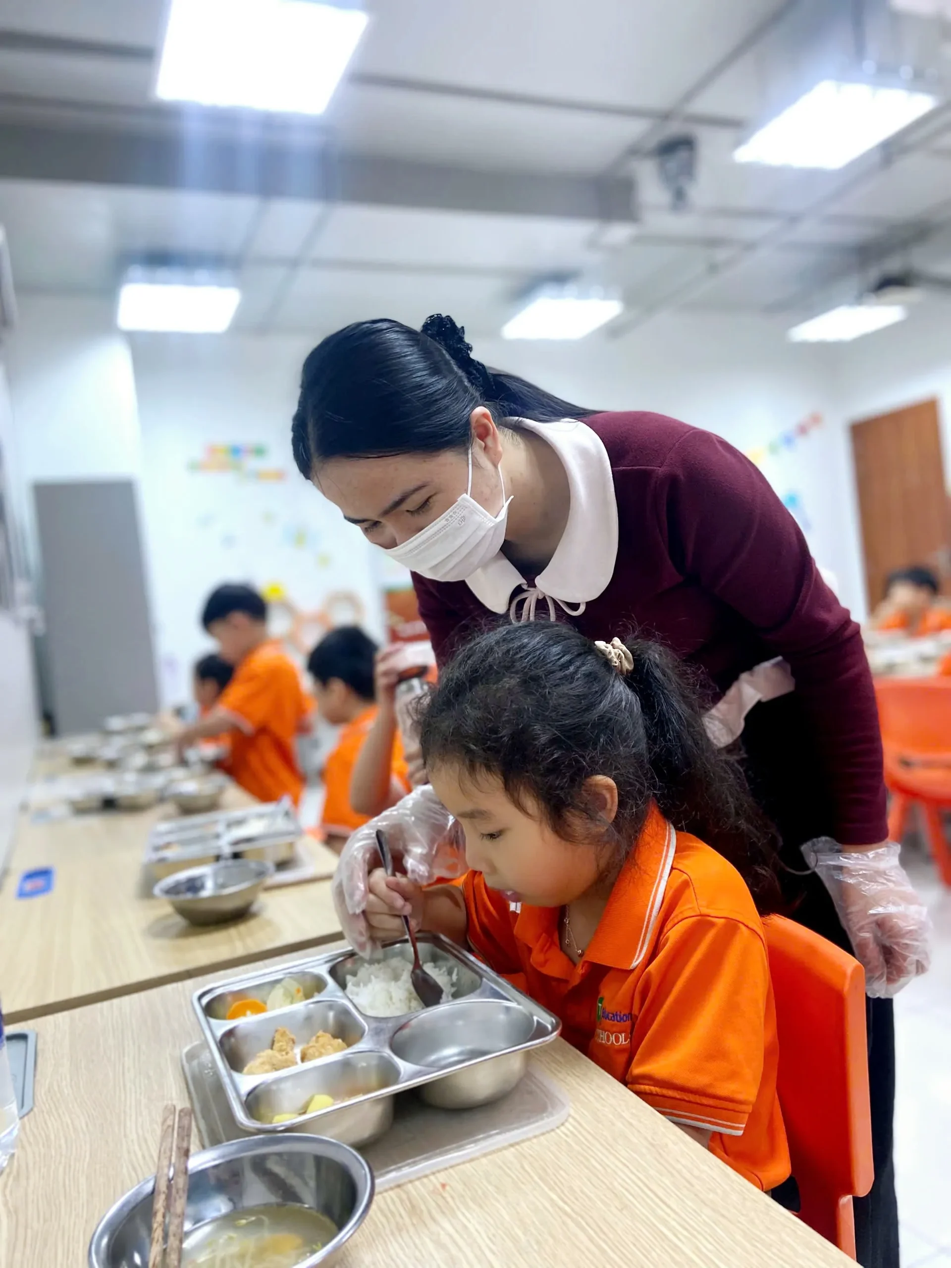 “Dữ liệu nhỏ – yêu thương lớn” trong hành trình chăm sóc học sinh bán trú nhờ ứng dụng AI - FPT Education Cô Đinh Thị Tuyên, giáo viên bán trú tại FPT School Đà Nẵng cấp 1,2 tận tâm với từng bữa ăn, giấc ngủ của học sinh