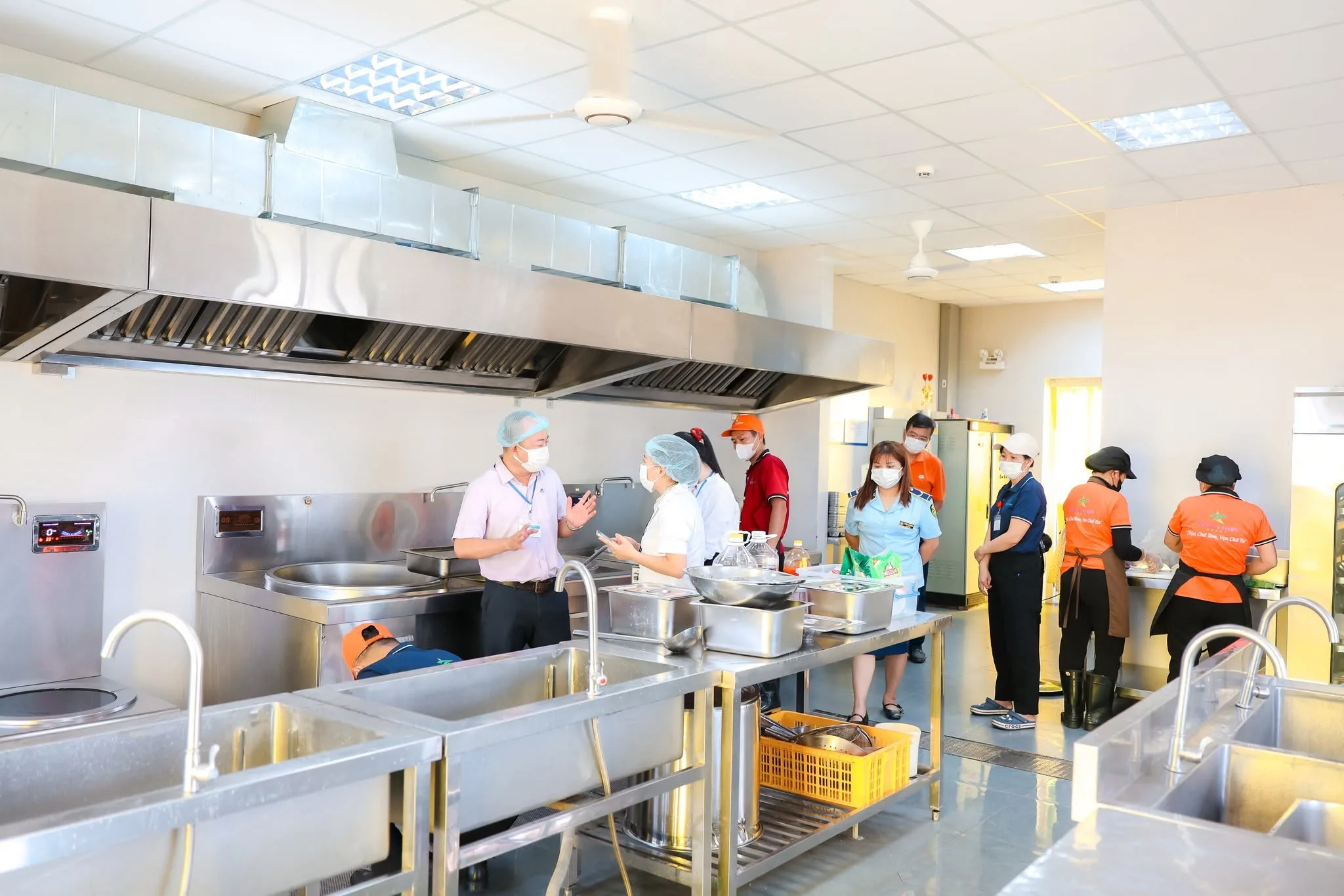 Đoàn kiểm tra trực tiếp rà soát nguồn thực phẩm đầu vào, điều kiện cơ sở vật chất và quy trình vận hành, chế biến tại bếp ăn FPT School Huế.